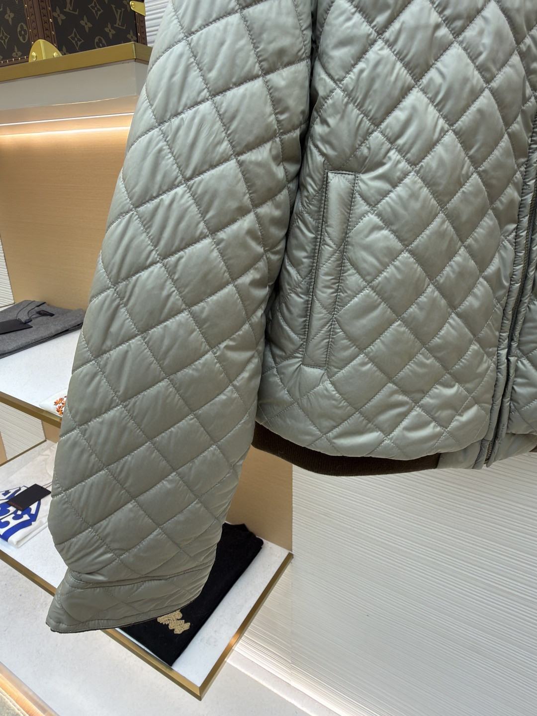 LOEWE 罗意威 菱格贴片羊皮羽绒服 外套 夹克 女款 长袖 黑色 灰色 C0 S359Y02XFH-1210