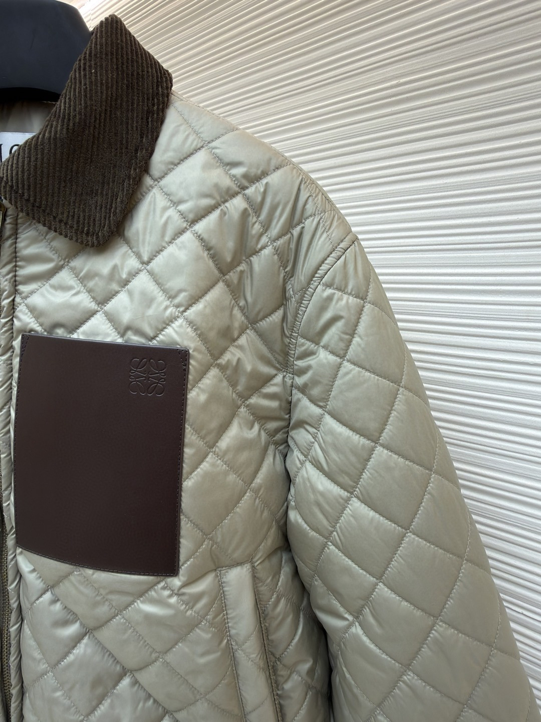 LOEWE 罗意威 菱格贴片羊皮羽绒服 外套 夹克 女款 长袖 黑色 灰色 C0 S359Y02XFH-1210