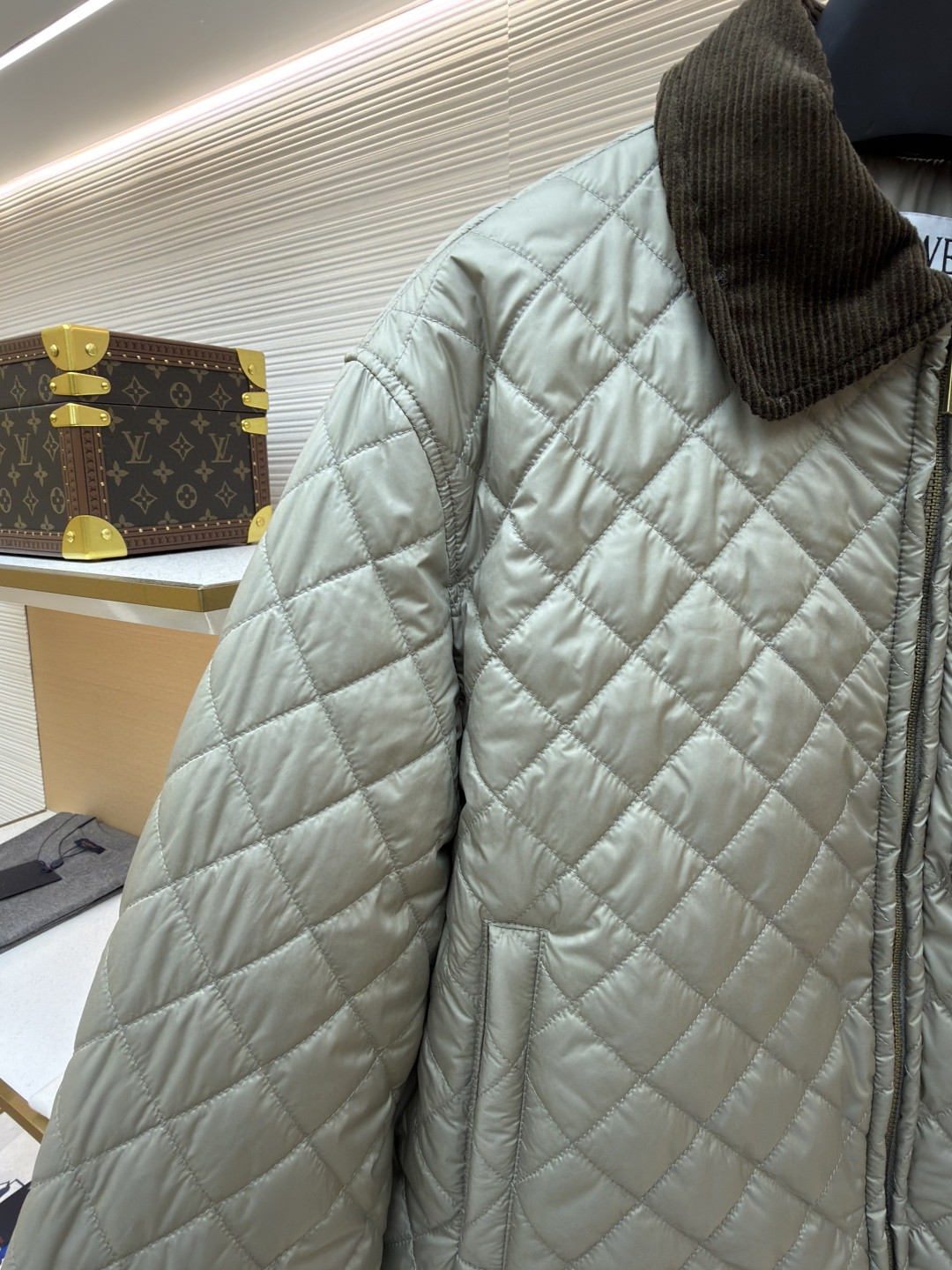 LOEWE 罗意威 菱格贴片羊皮羽绒服 外套 夹克 女款 长袖 黑色 灰色 C0 S359Y02XFH-1210