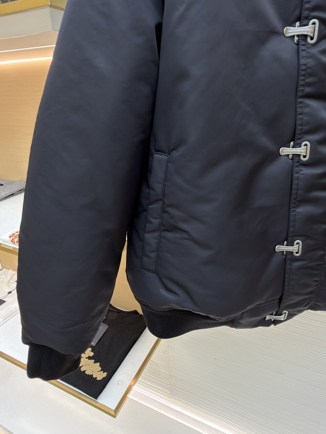 LOEWE 罗意威 钩扣飞行员棉服 棒球服 外套 夹克 长袖 黑色 B0 H526Y02WBW1100