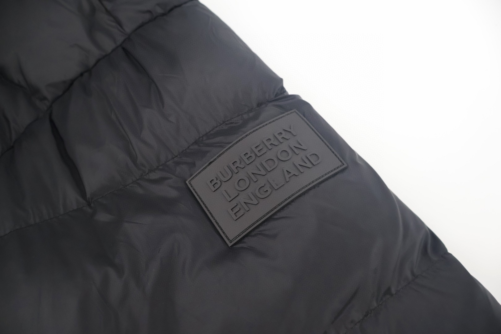 Burberry 巴宝莉 黑武士袖标羽绒服 长袖 外套 黑色 D0