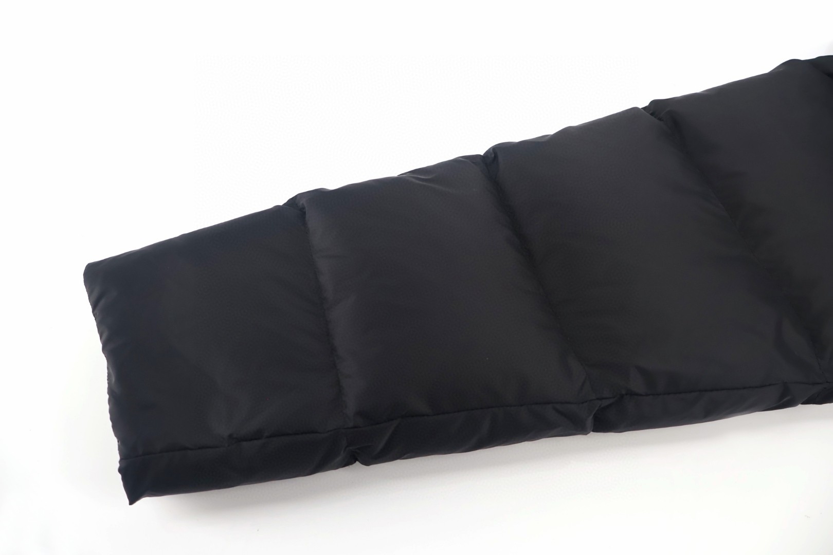 Burberry 巴宝莉 黑武士袖标羽绒服 长袖 外套 黑色 D0