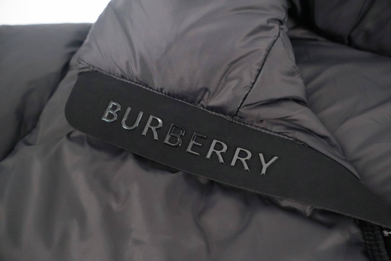 Burberry 巴宝莉 黑武士袖标羽绒服 长袖 外套 黑色 D0