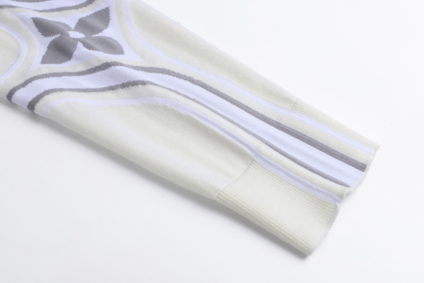 LOUIS VUITTON 路易威登 滑雪系列字母手臂花卉毛衣 针织衫 外套 白色 B0 1AJBW6