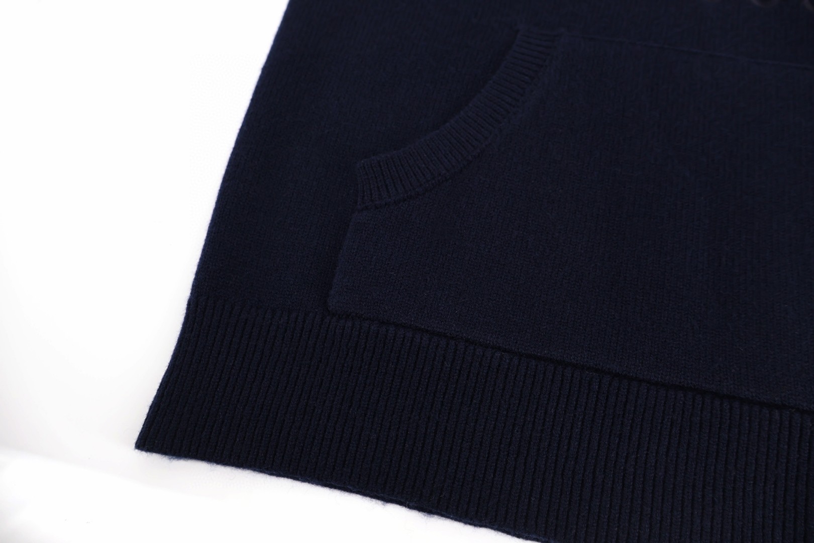 GUCCl 古驰 纯色袋鼠兜字母logo刺绣毛衣 针织衫 外套 长袖 海军蓝 B0 833494-XKEUS-4003