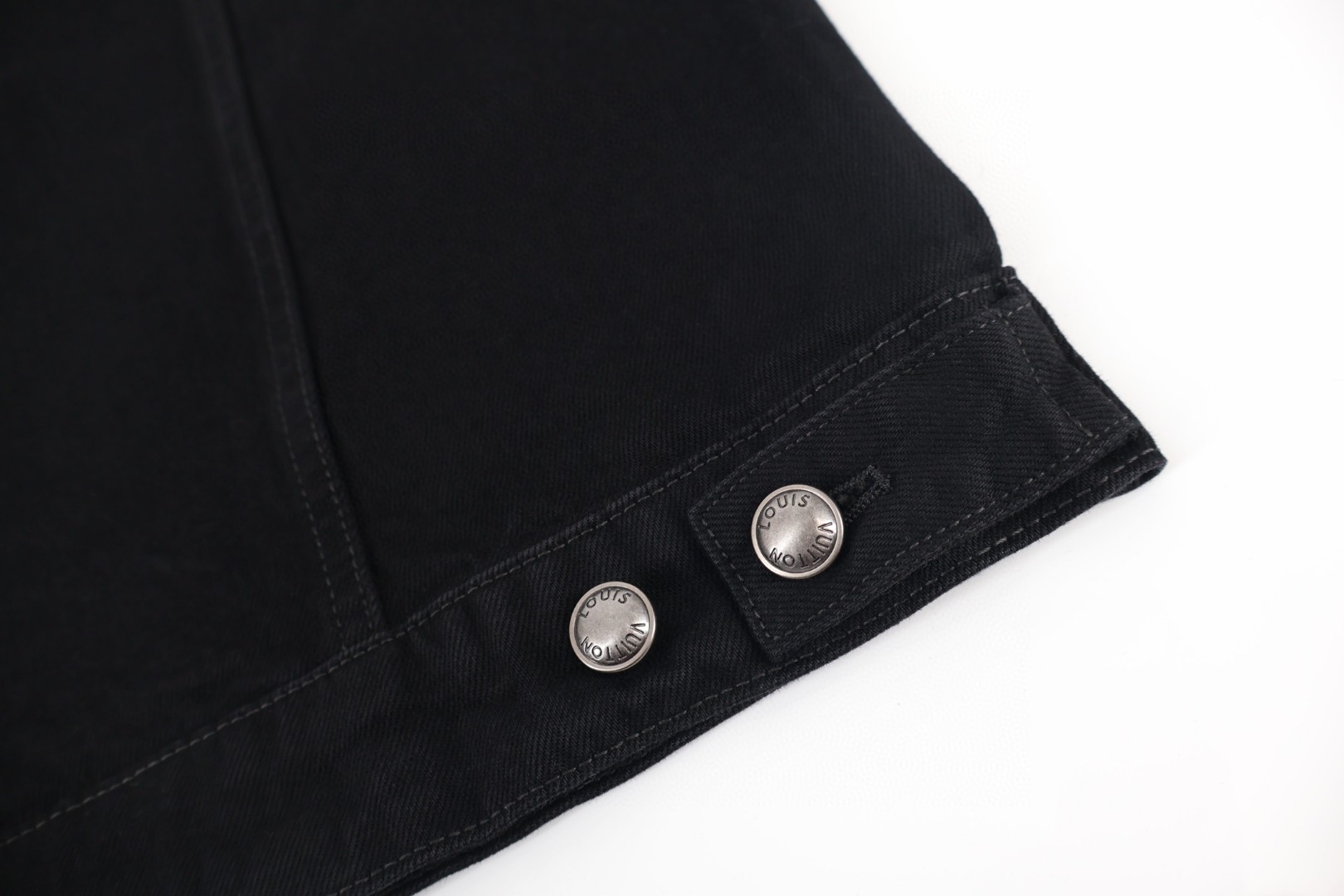 LOUIS VUITTON 路易威登 镂空磨破字母logo牛仔外套 牛仔衣 上衣 夹克 外套 黑色 B5 1AJDVC