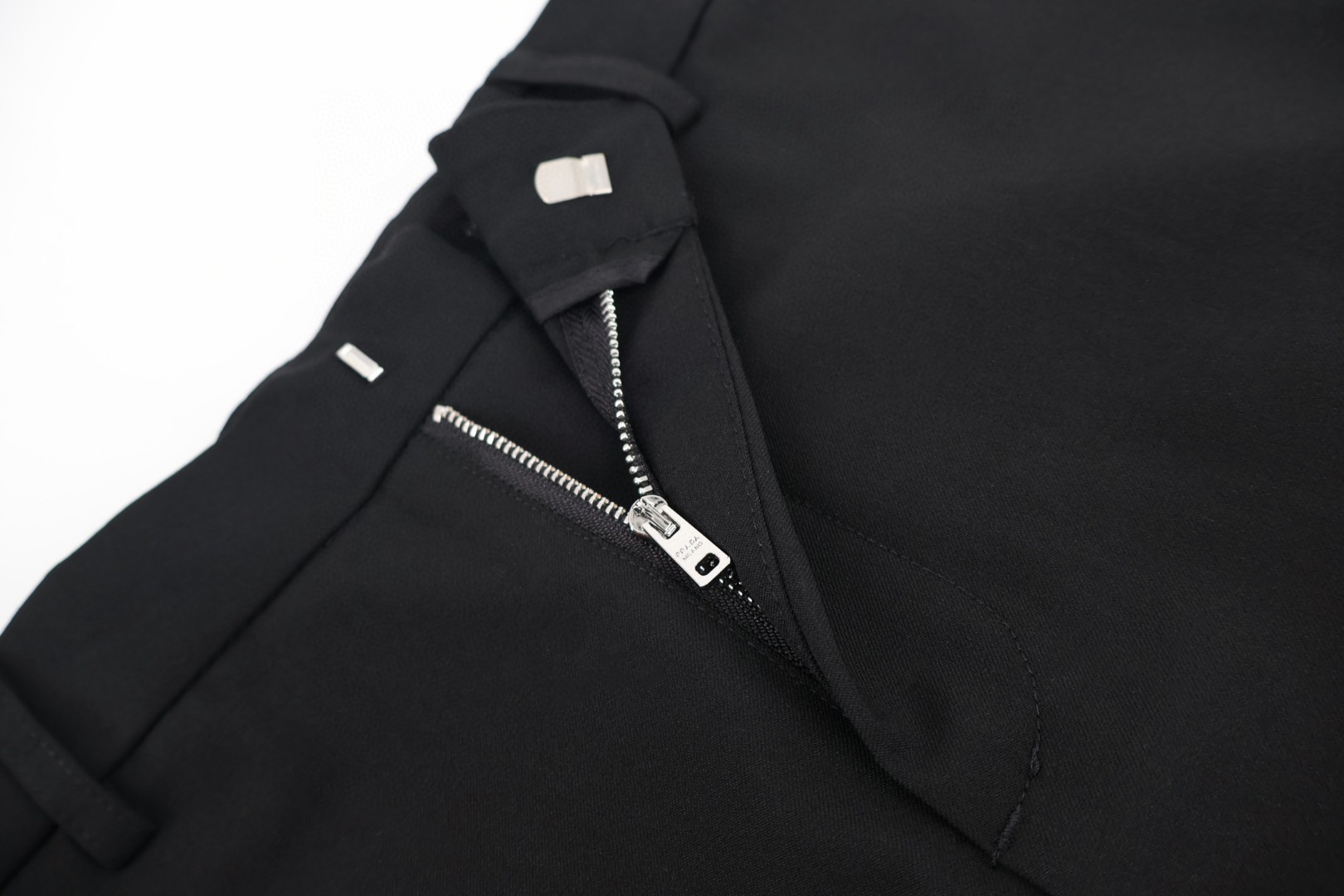 PRADA 普拉达 纯色微喇西裤 休闲裤 裤子 长裤 黑色 B0