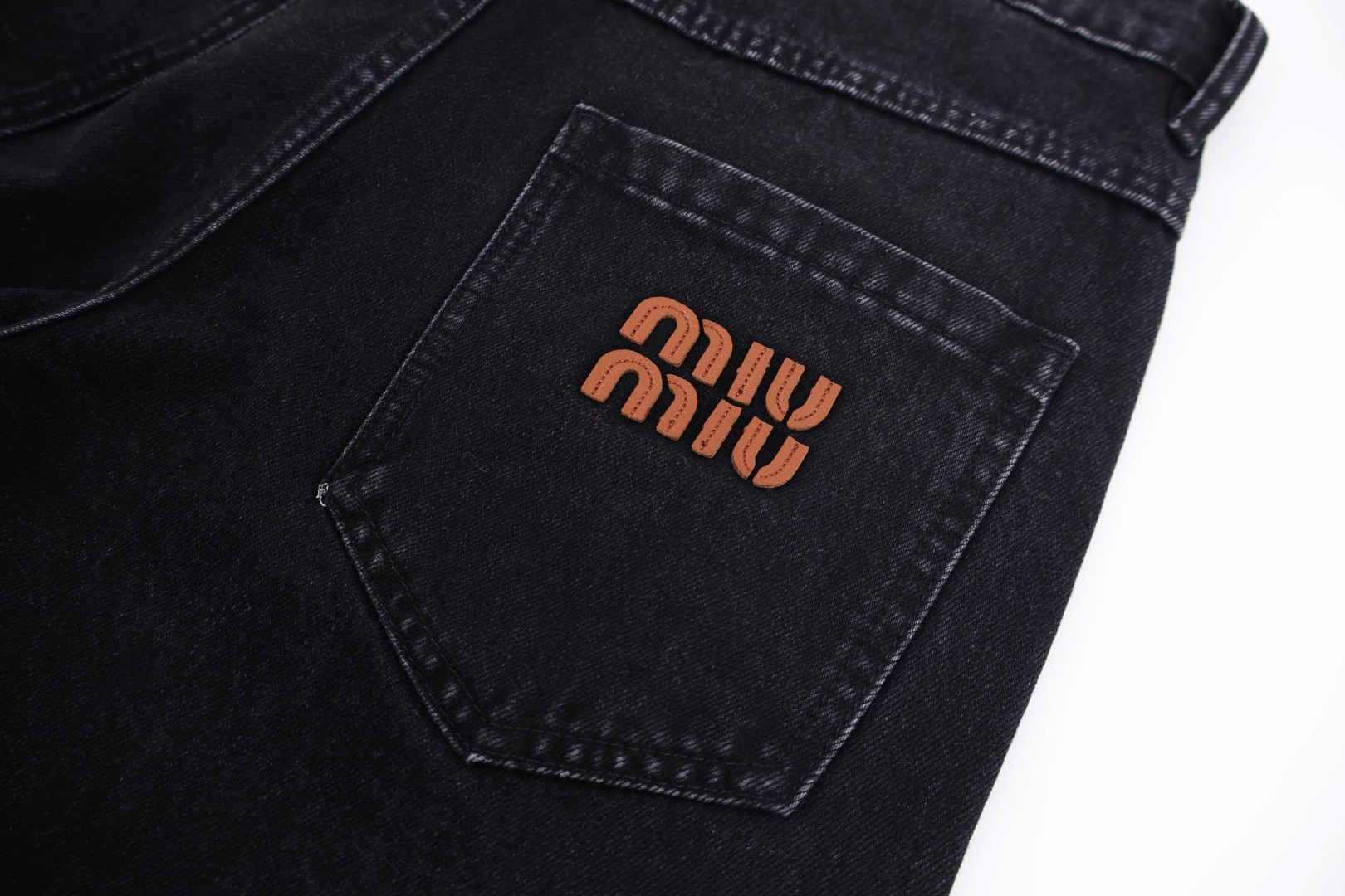 MIU MIU 徽标水洗黑直筒牛仔裤 长裤 裤子 黑色 B0