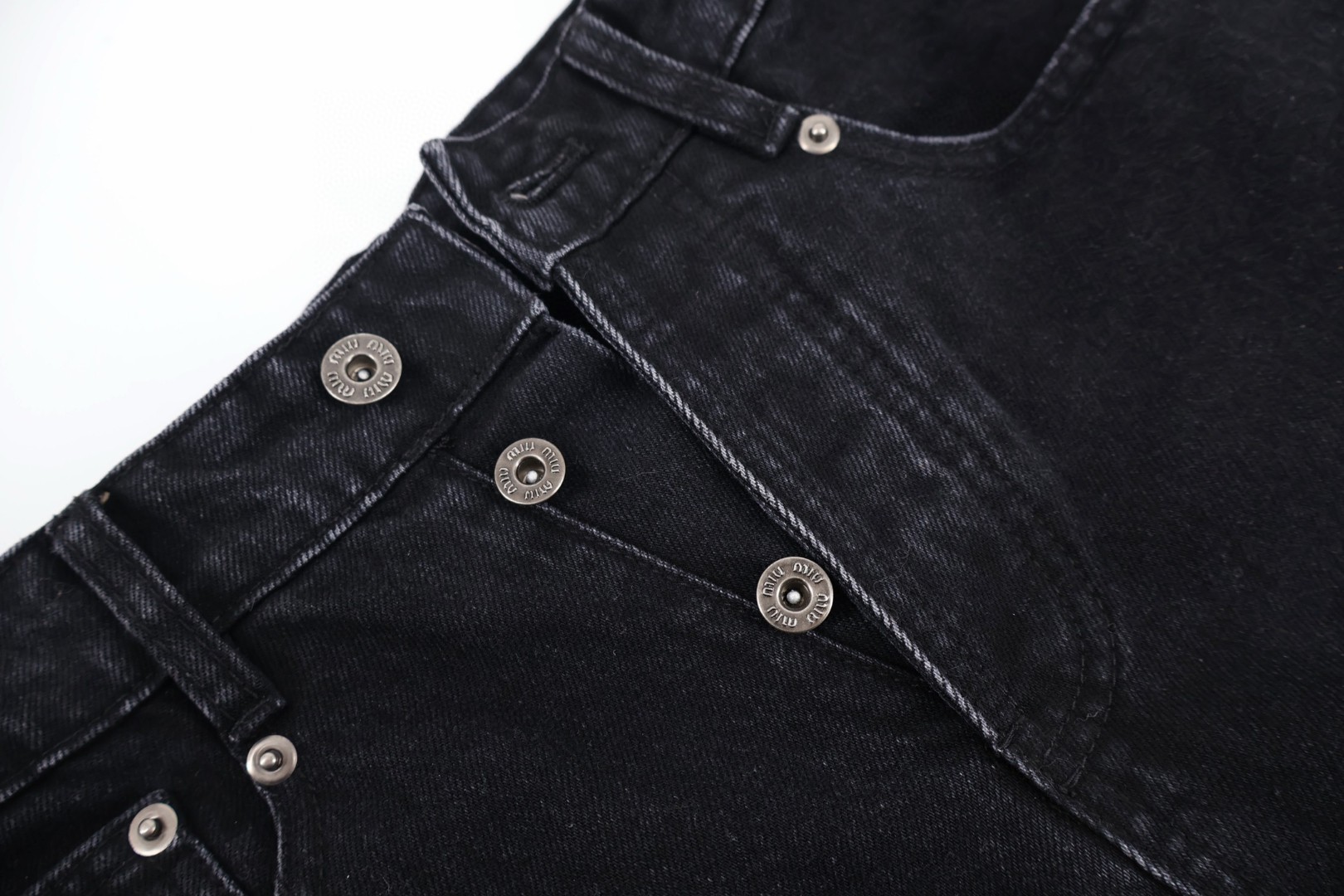 MIU MIU 徽标水洗黑直筒牛仔裤 长裤 裤子 黑色 B0