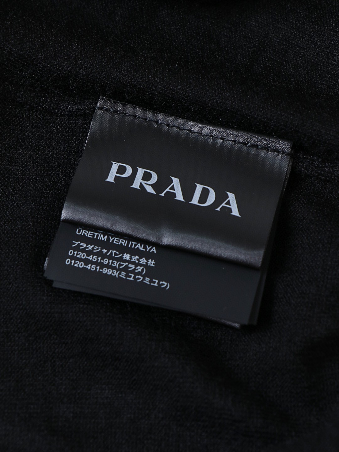 PRADA 普拉达 经典logo刺绣羊毛短袖 T恤 黑色 白色 A5 UMB266-1ZLE-F0002