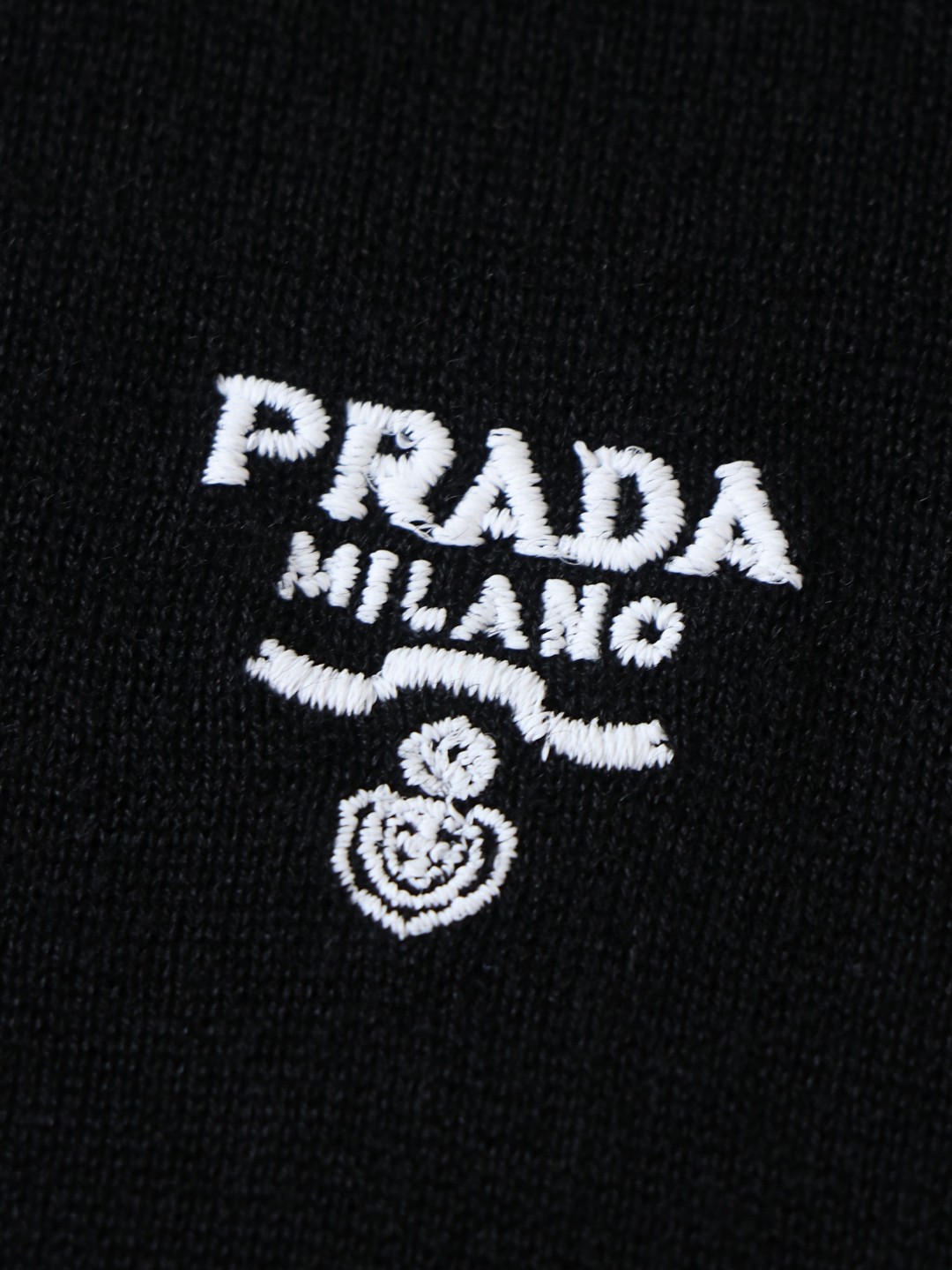 PRADA 普拉达 经典logo刺绣羊毛短袖 T恤 黑色 白色 A5 UMB266-1ZLE-F0002