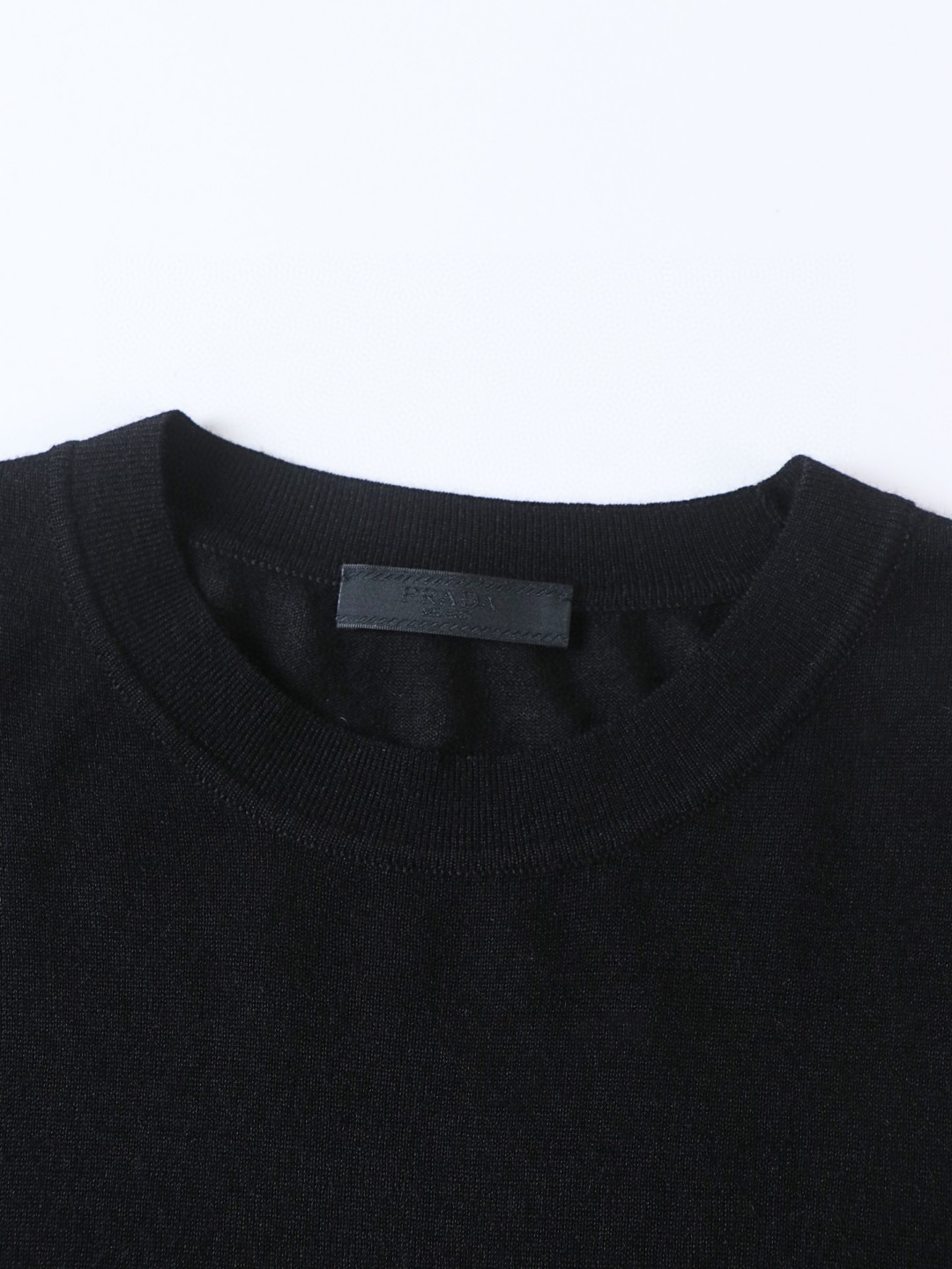 PRADA 普拉达 经典logo刺绣羊毛短袖 T恤 黑色 白色 A5 UMB266-1ZLE-F0002