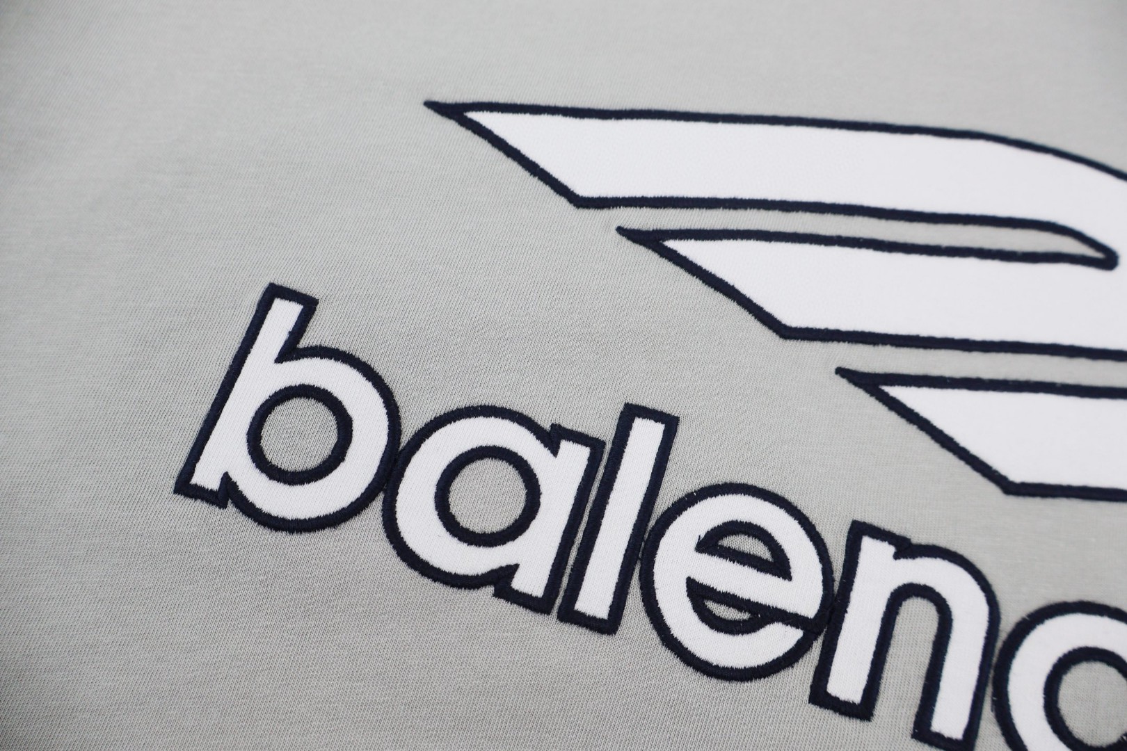 Balenciaga 巴黎世家 橄榄球队系列V领 T恤 短袖 宽松版型 黑色 蓝色 灰色 A2 8570866TTVA61066