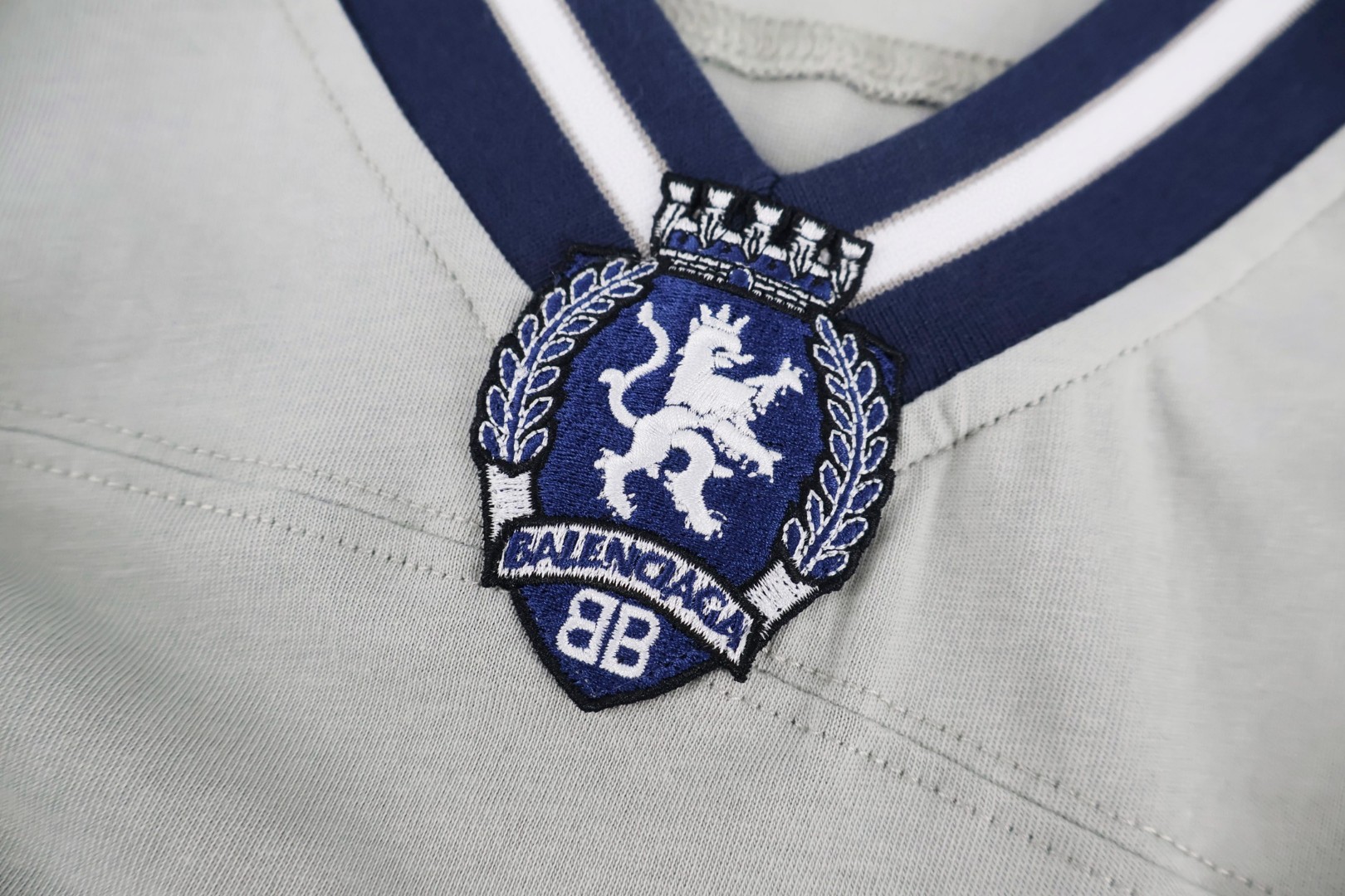 Balenciaga 巴黎世家 橄榄球队系列V领 T恤 短袖 宽松版型 黑色 蓝色 灰色 A2 8570866TTVA61066