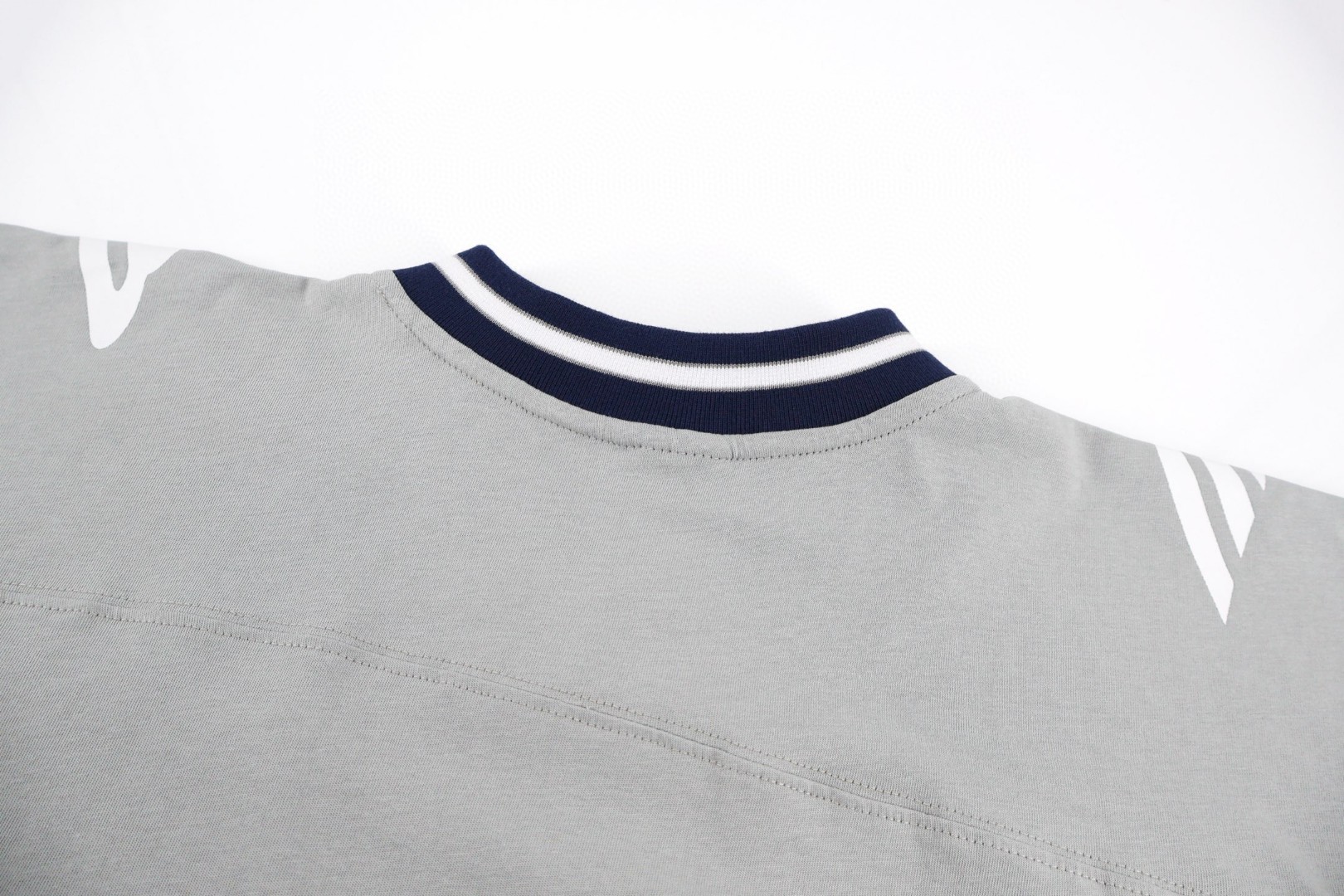 Balenciaga 巴黎世家 橄榄球队系列V领 T恤 短袖 宽松版型 黑色 蓝色 灰色 A2 8570866TTVA61066