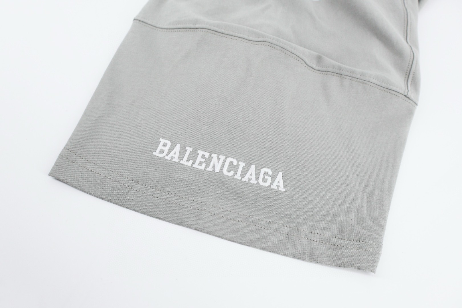 Balenciaga 巴黎世家 橄榄球队系列V领 T恤 短袖 宽松版型 黑色 蓝色 灰色 A2 8570866TTVA61066