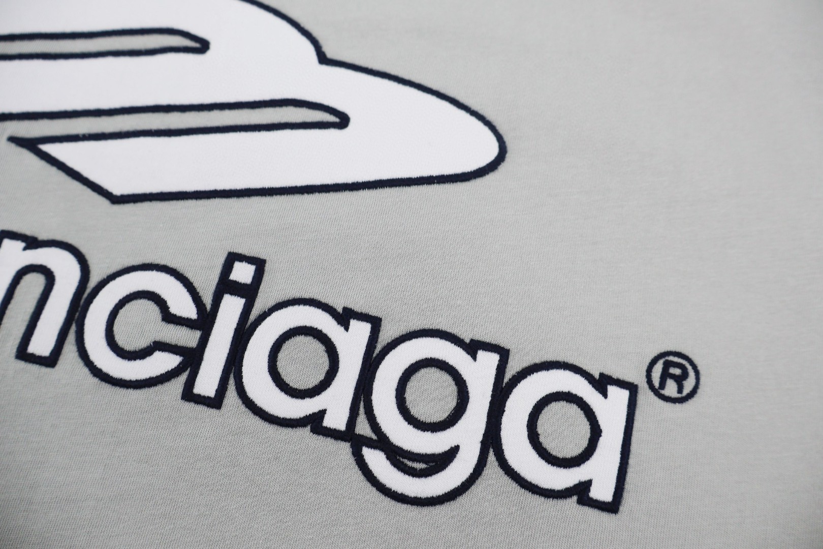 Balenciaga 巴黎世家 橄榄球队系列V领 T恤 短袖 宽松版型 黑色 蓝色 灰色 A2 8570866TTVA61066