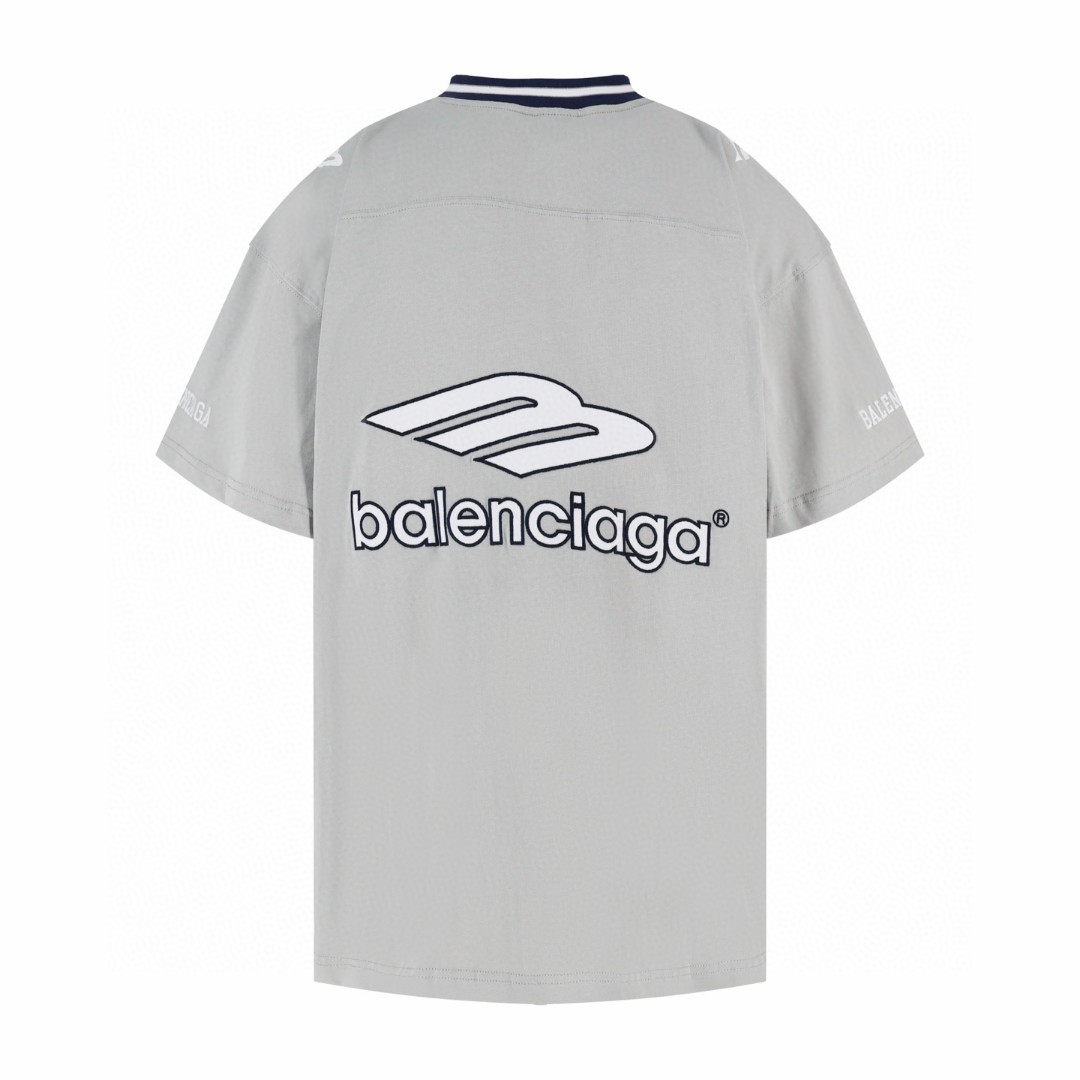 Balenciaga 巴黎世家 橄榄球队系列V领 T恤 短袖 宽松版型 黑色 蓝色 灰色 A2 8570866TTVA61066