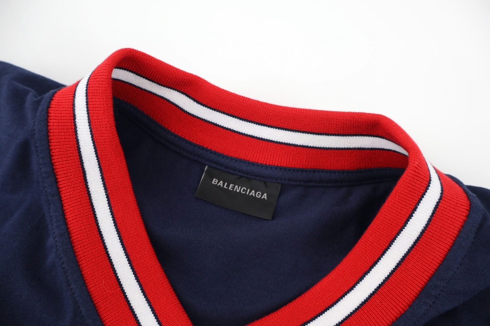 Balenciaga 巴黎世家 橄榄球队系列V领 T恤 短袖 宽松版型 黑色 蓝色 灰色 A2 8570866TTVA61066