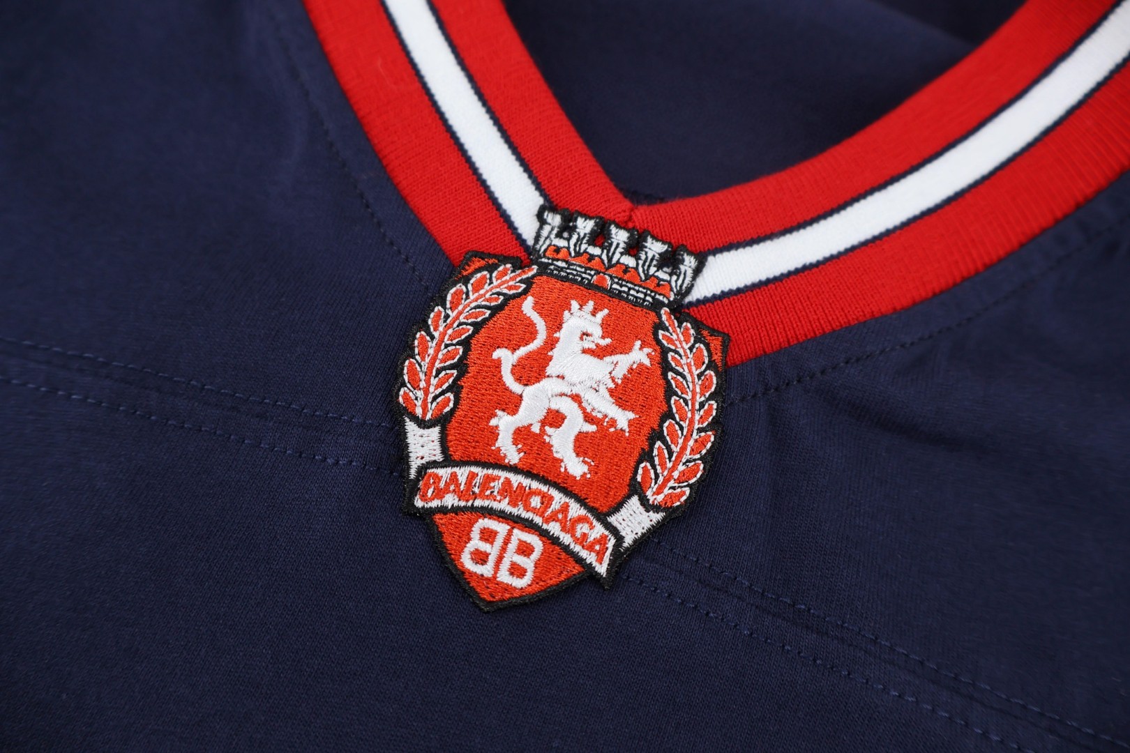 Balenciaga 巴黎世家 橄榄球队系列V领 T恤 短袖 宽松版型 黑色 蓝色 灰色 A2 8570866TTVA61066