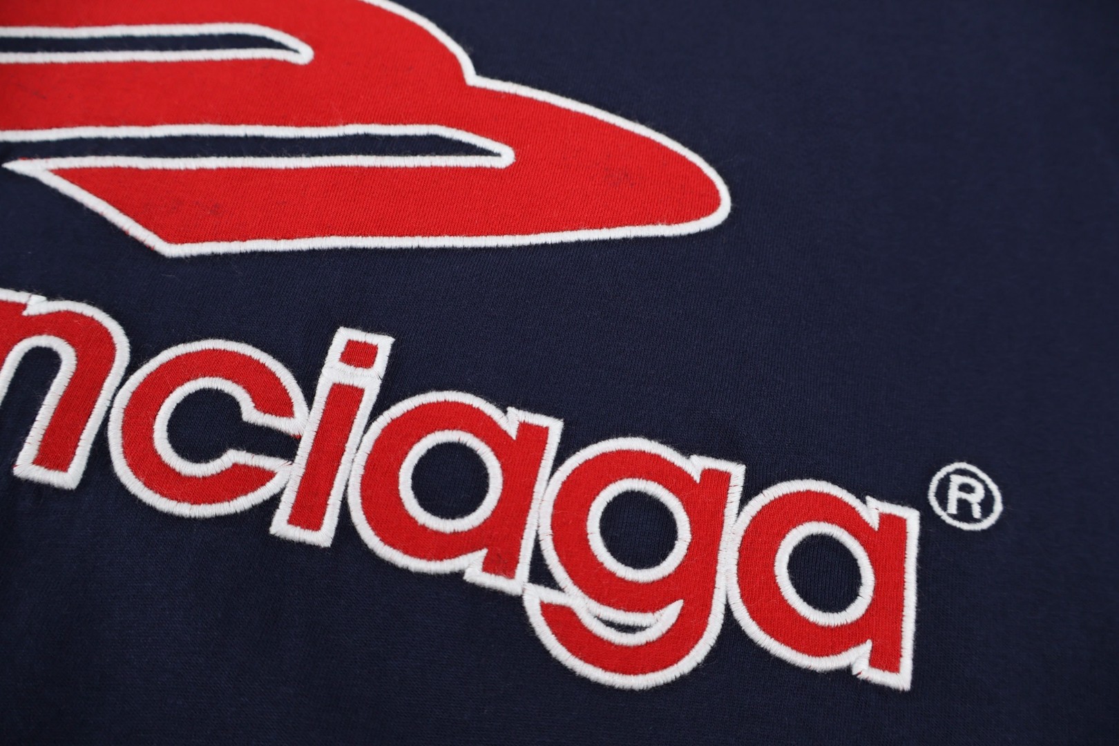 Balenciaga 巴黎世家 橄榄球队系列V领 T恤 短袖 宽松版型 黑色 蓝色 灰色 A2 8570866TTVA61066