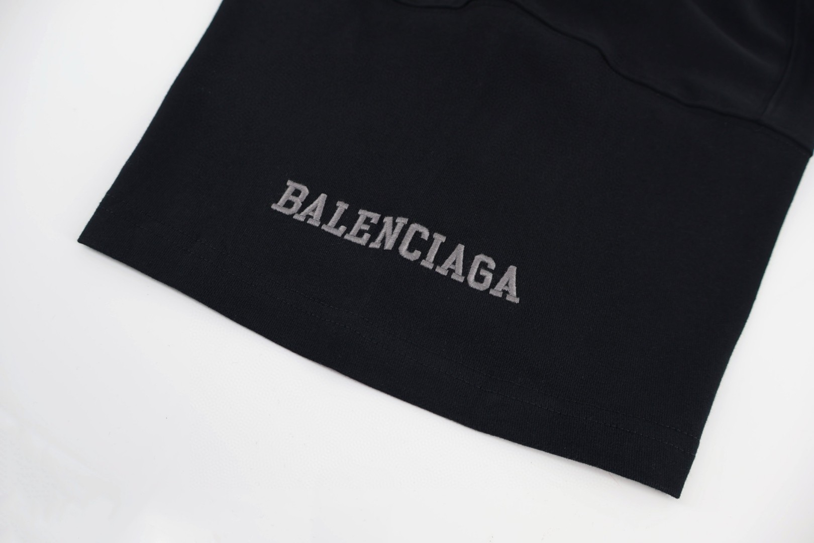 Balenciaga 巴黎世家 橄榄球队系列V领 T恤 短袖 宽松版型 黑色 蓝色 灰色 A2 8570866TTVA61066