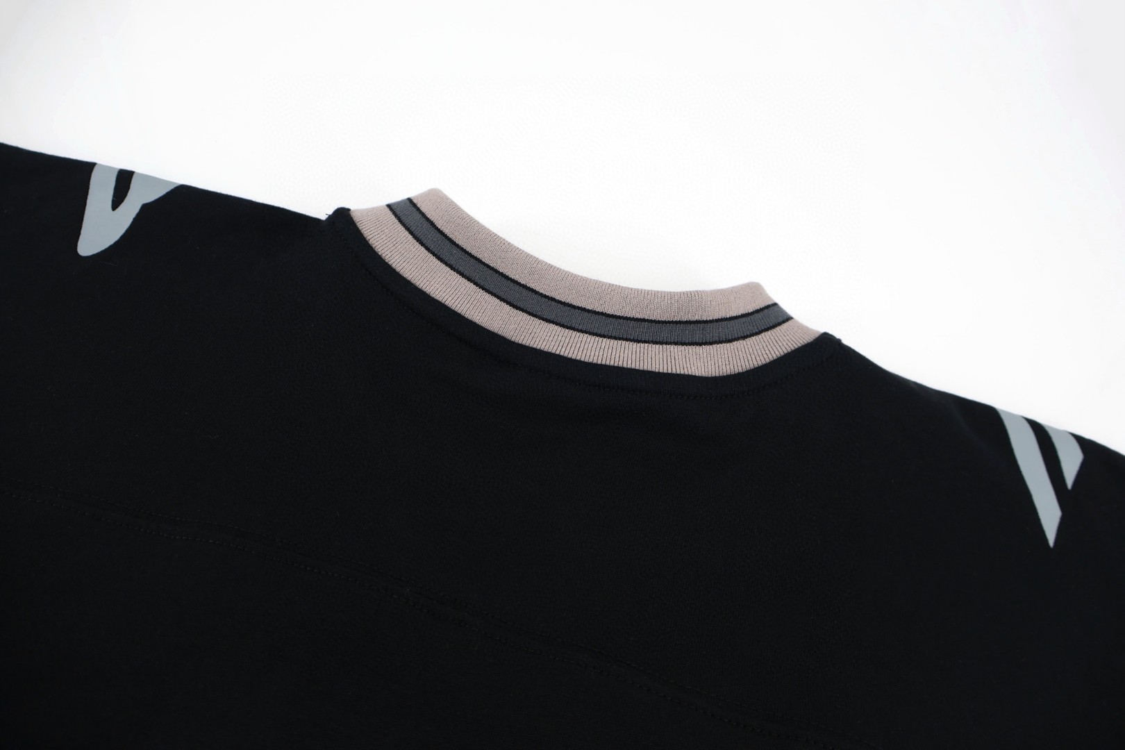 Balenciaga 巴黎世家 橄榄球队系列V领 T恤 短袖 宽松版型 黑色 蓝色 灰色 A2 8570866TTVA61066