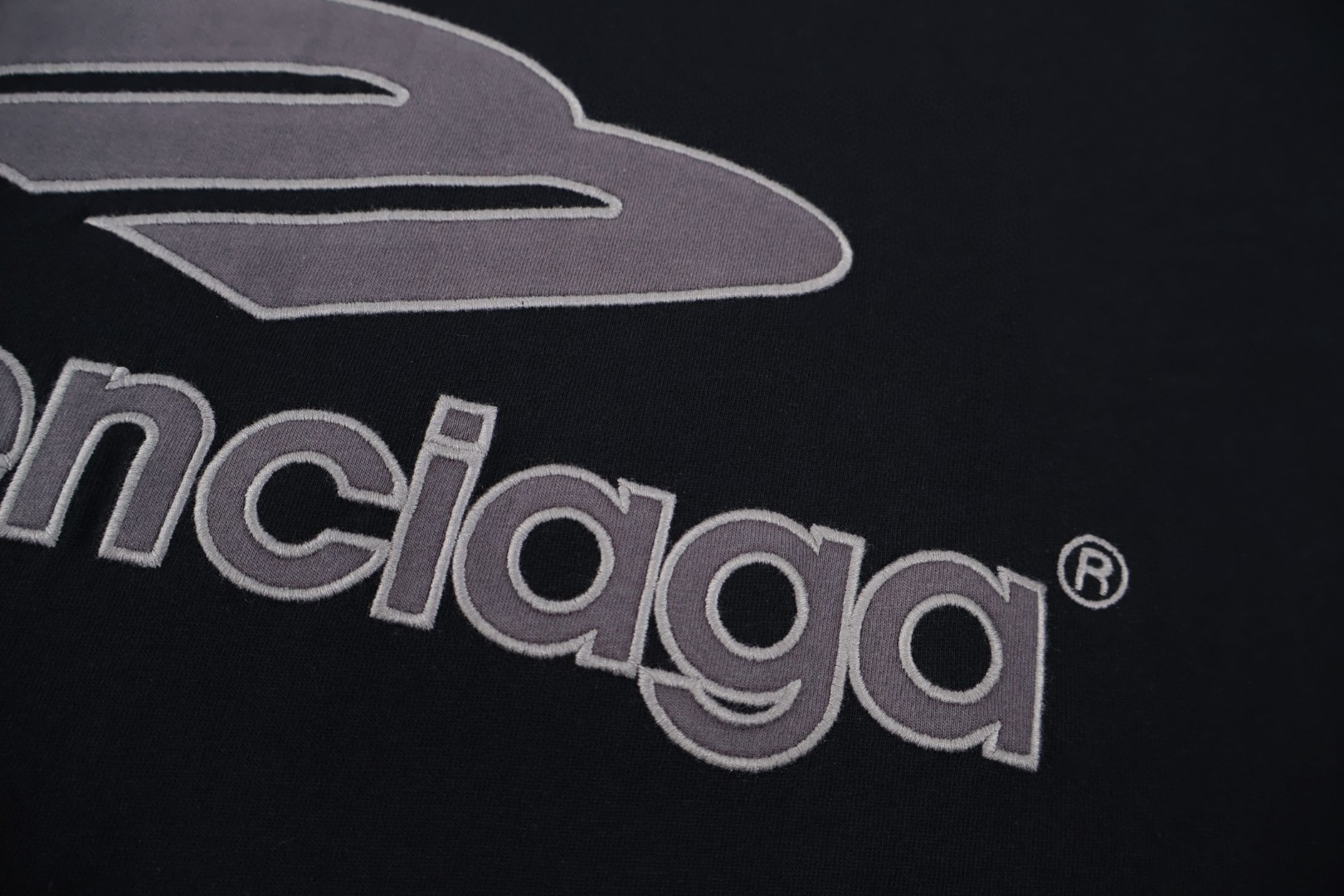 Balenciaga 巴黎世家 橄榄球队系列V领 T恤 短袖 宽松版型 黑色 蓝色 灰色 A2 8570866TTVA61066