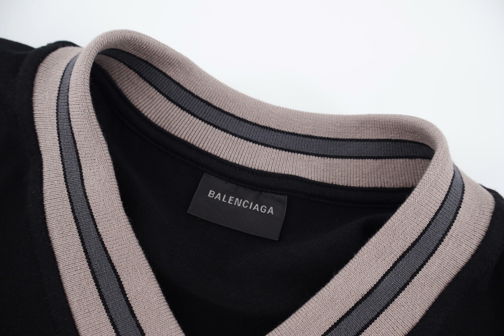 Balenciaga 巴黎世家 橄榄球队系列V领 T恤 短袖 宽松版型 黑色 蓝色 灰色 A2 8570866TTVA61066