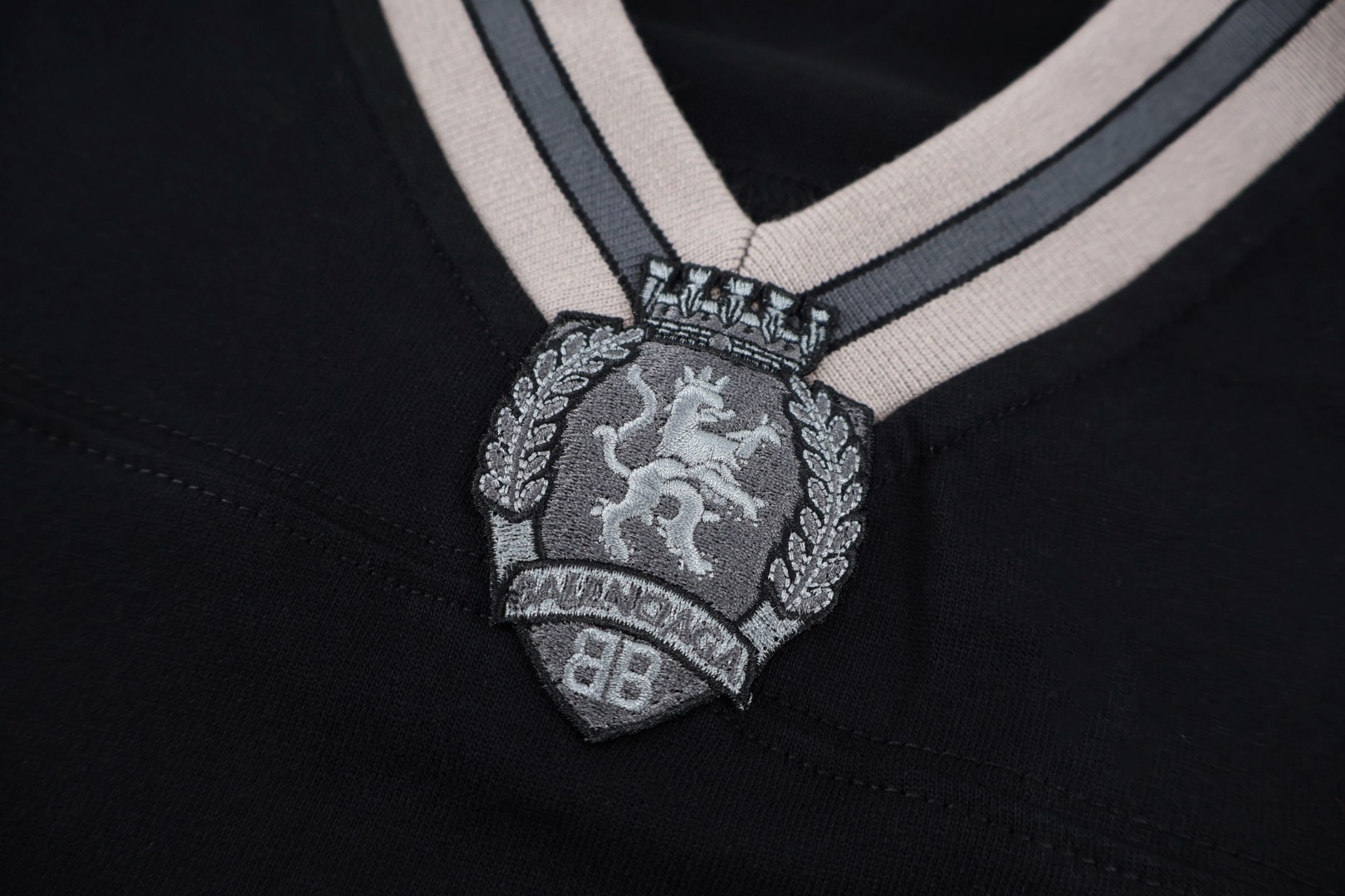 Balenciaga 巴黎世家 橄榄球队系列V领 T恤 短袖 宽松版型 黑色 蓝色 灰色 A2 8570866TTVA61066