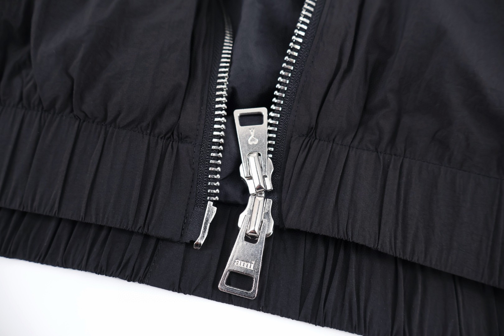 AMIPARIS De Coeur 爱心铁标 尼龙夹棉拉链外套 棉服 夹克 长袖 保暖 黑色 C0 HJK034PA0009-001