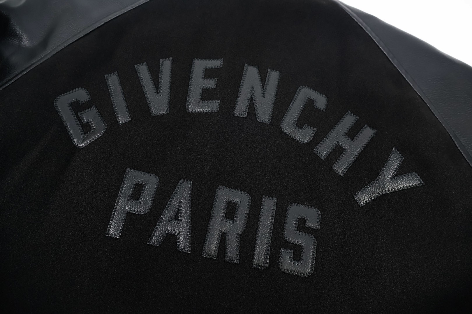 Givenchy 纪梵希 字母刺绣拼皮袖夹棉棒球服 夹克 外套 长袖 黑色 C0 BM01F26Y43-001