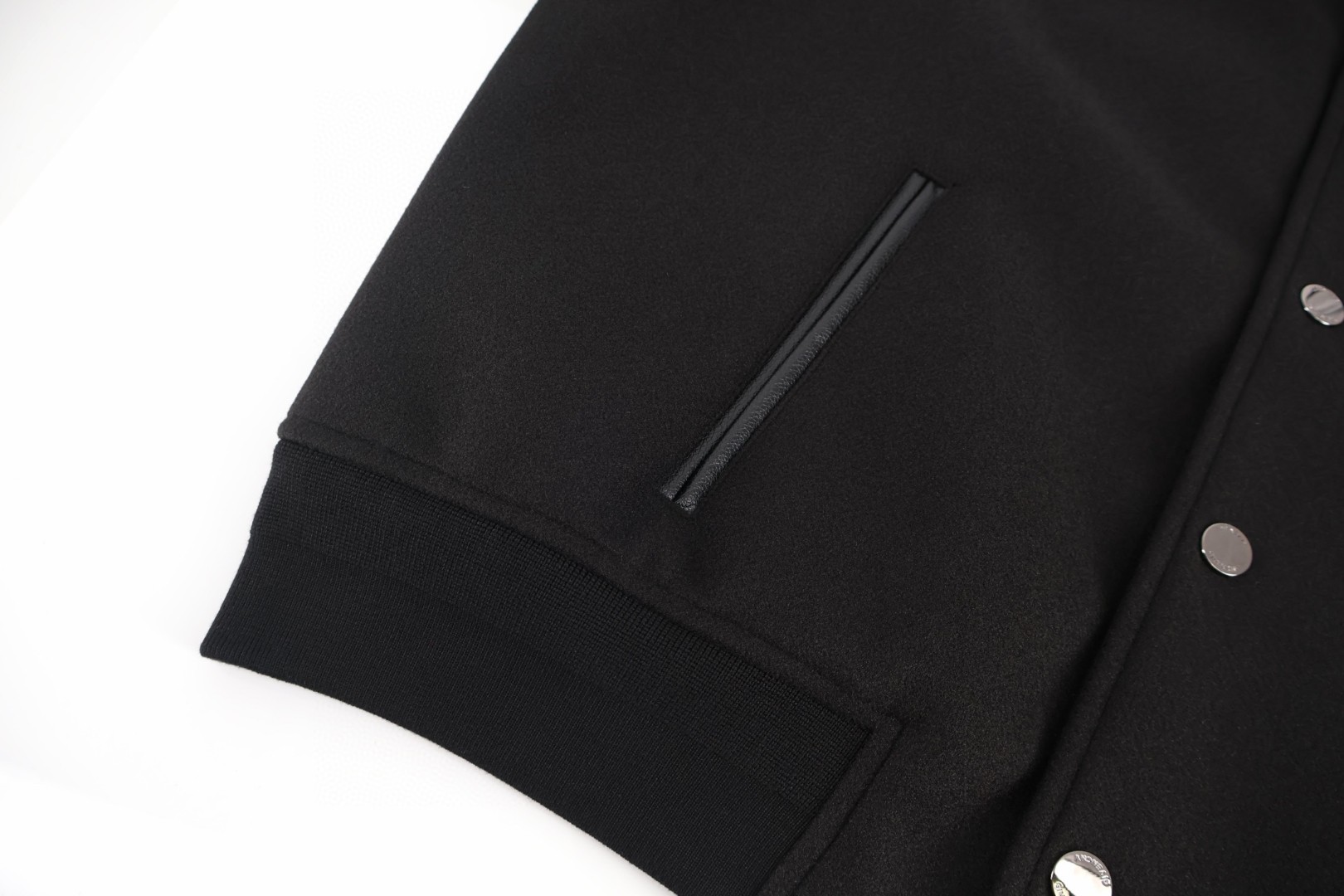 Givenchy 纪梵希 字母刺绣拼皮袖夹棉棒球服 夹克 外套 长袖 黑色 C0 BM01F26Y43-001