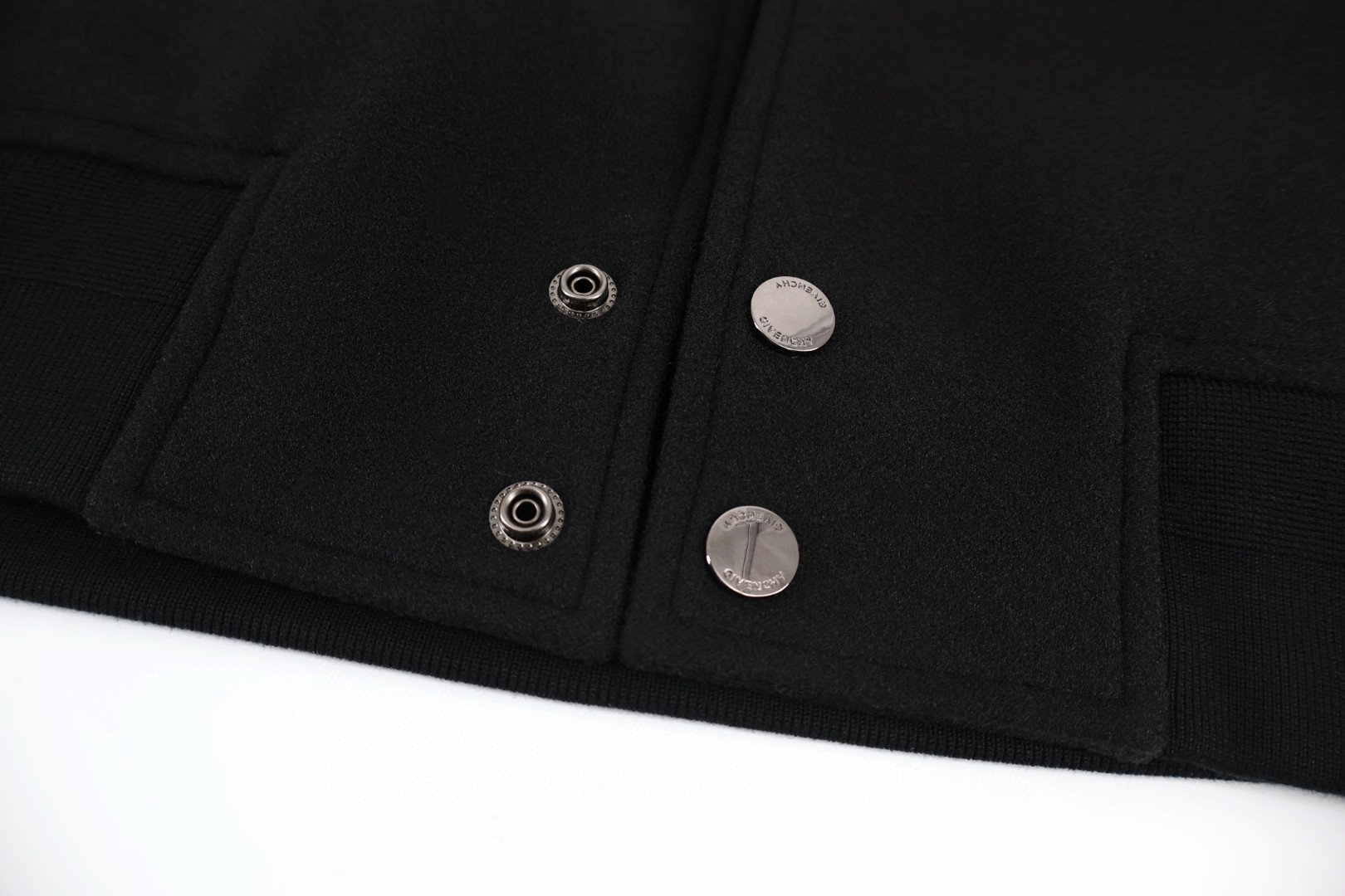 Givenchy 纪梵希 字母刺绣拼皮袖夹棉棒球服 夹克 外套 长袖 黑色 C0 BM01F26Y43-001