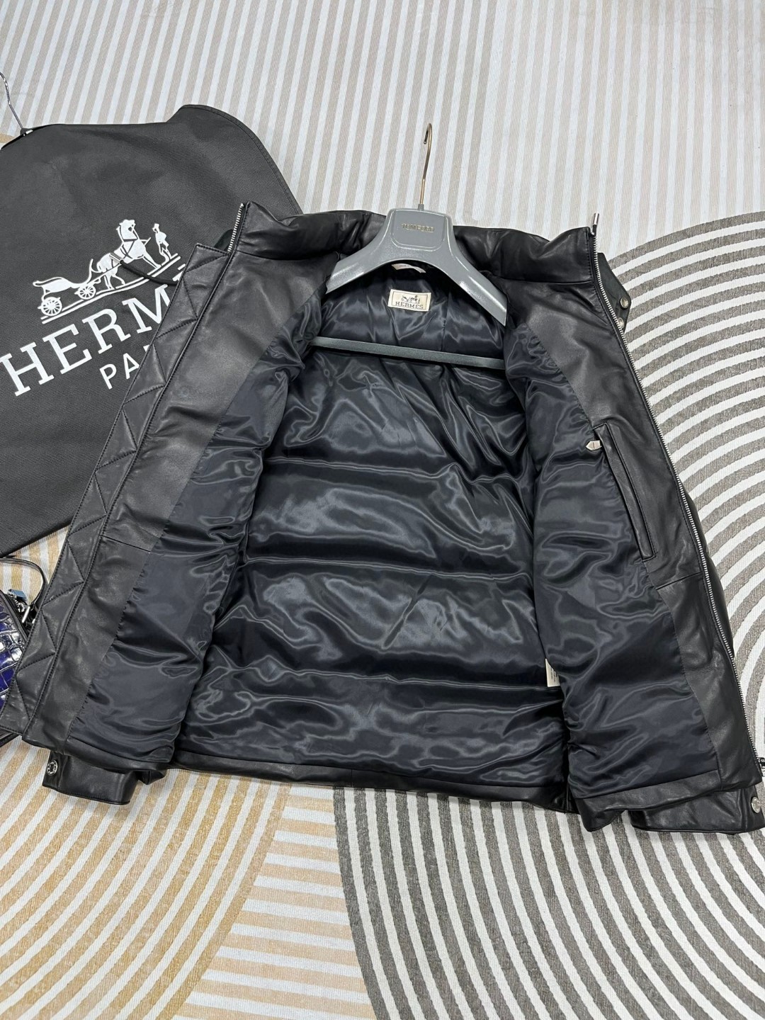 HERMES 爱马仕 连帽拉链真皮羽绒服 外套 夹克 保暖 长袖 黑色 咖色