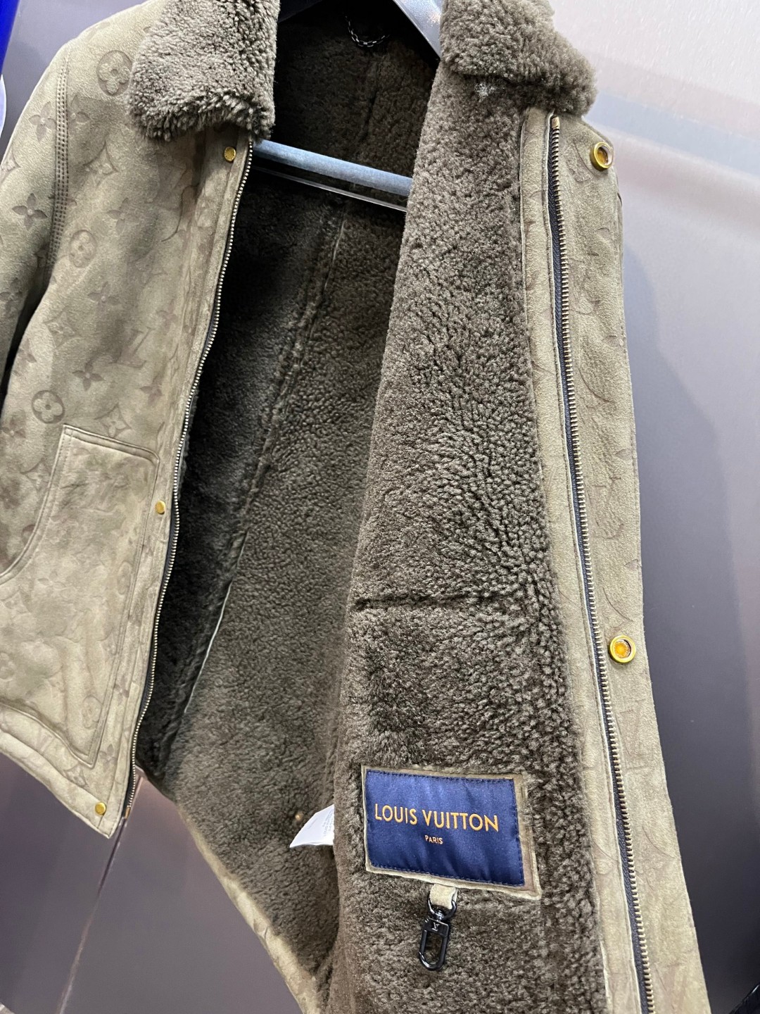 LOUIS VUITTON 路易威登 LV 皮毛一体压纹翻领夹克 外套 保暖 长袖 黑色 棕色 绿色