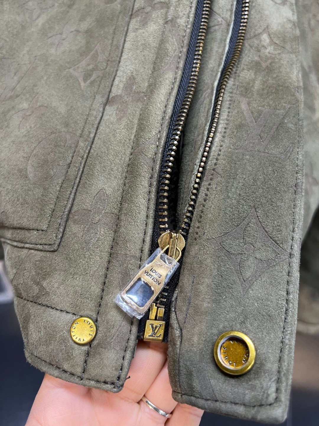 LOUIS VUITTON 路易威登 LV 皮毛一体压纹翻领夹克 外套 保暖 长袖 黑色 棕色 绿色