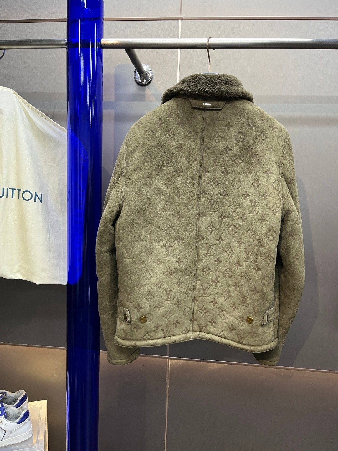 LOUIS VUITTON 路易威登 LV 皮毛一体压纹翻领夹克 外套 保暖 长袖 黑色 棕色 绿色