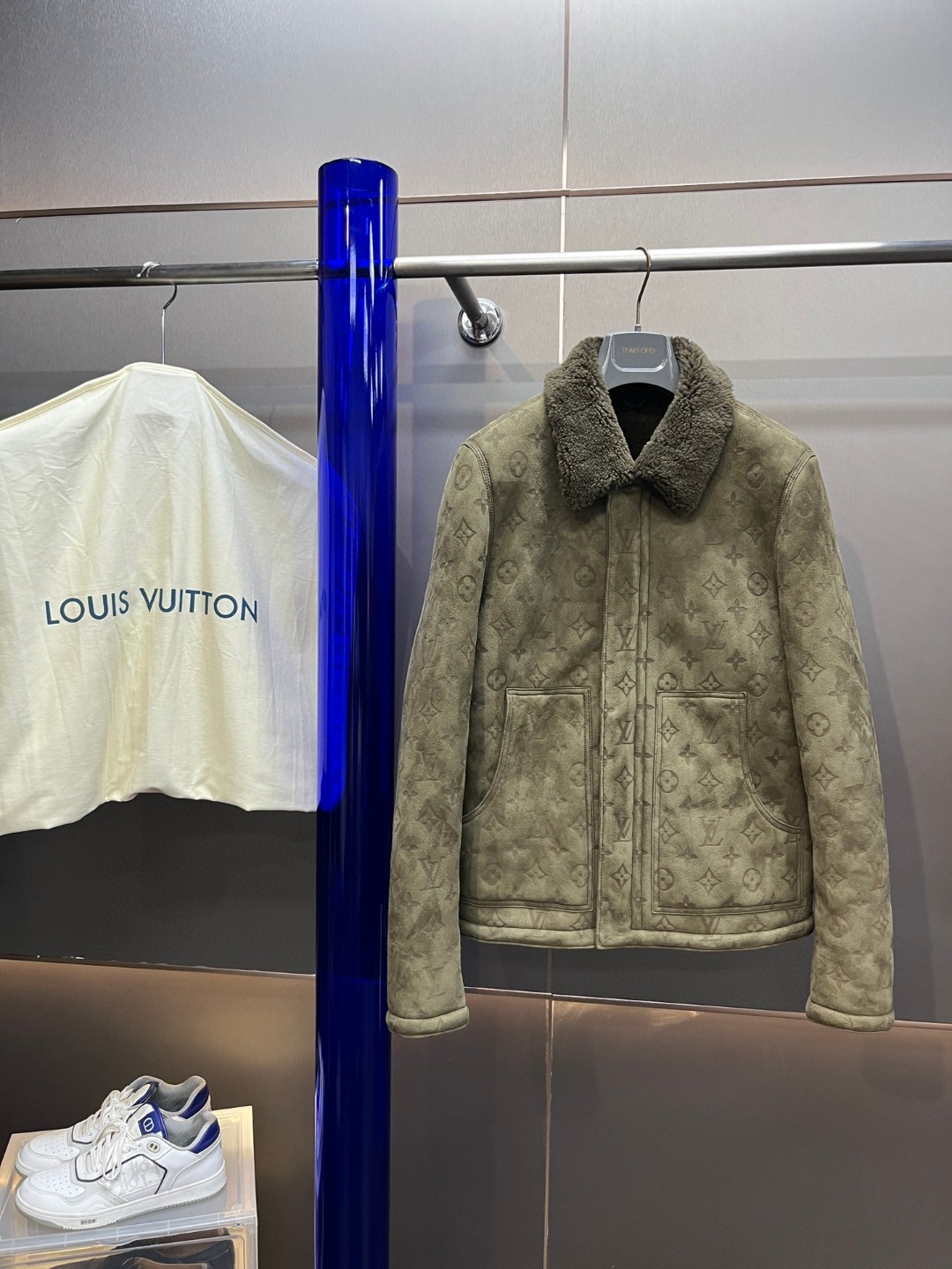 LOUIS VUITTON 路易威登 LV 皮毛一体压纹翻领夹克 外套 保暖 长袖 黑色 棕色 绿色