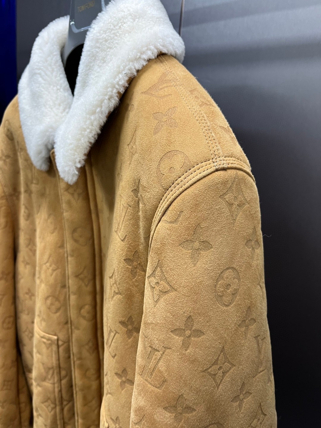 LOUIS VUITTON 路易威登 LV 皮毛一体压纹翻领夹克 外套 保暖 长袖 黑色 棕色 绿色