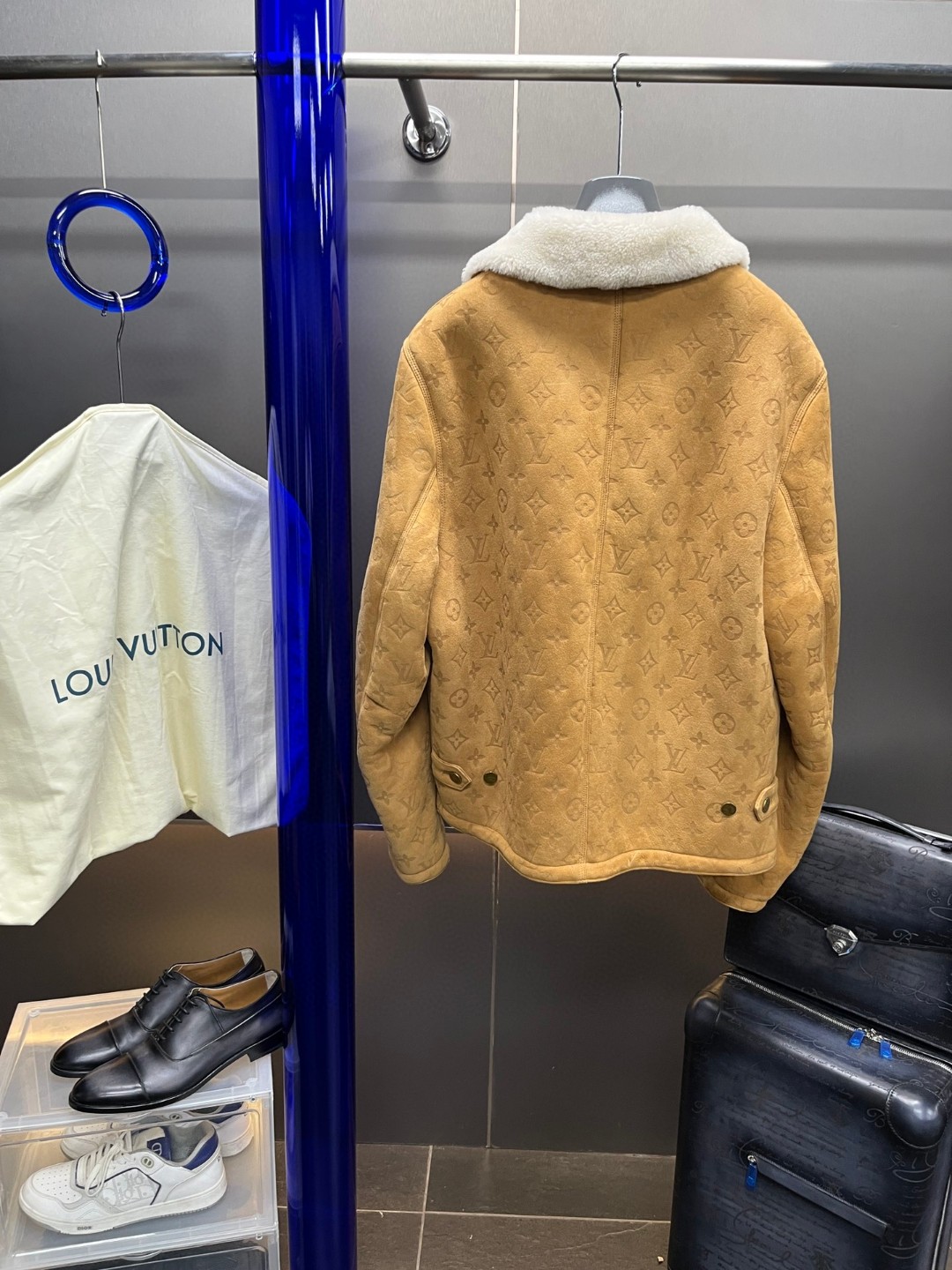 LOUIS VUITTON 路易威登 LV 皮毛一体压纹翻领夹克 外套 保暖 长袖 黑色 棕色 绿色