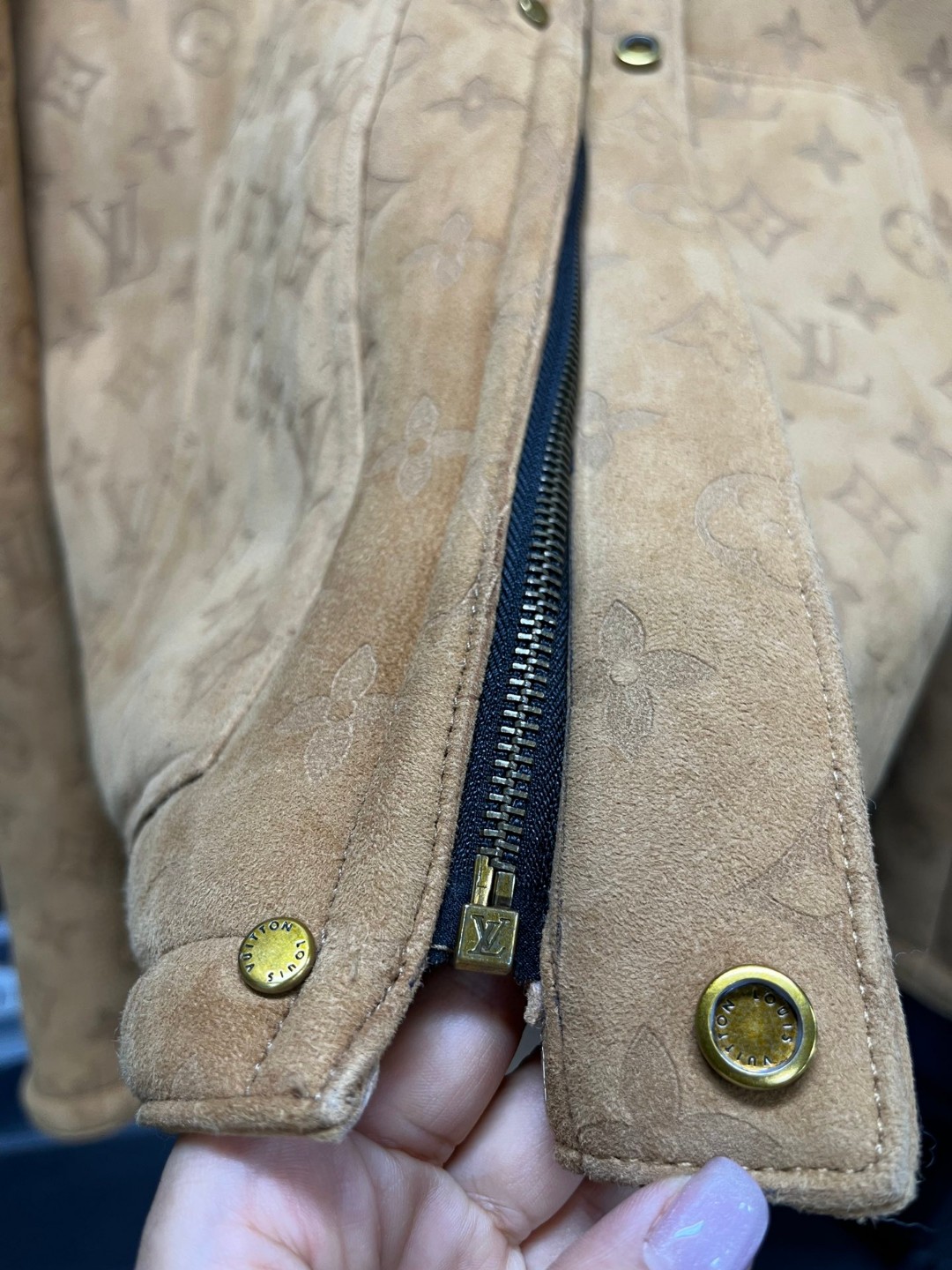 LOUIS VUITTON 路易威登 LV 皮毛一体压纹翻领夹克 外套 保暖 长袖 黑色 棕色 绿色