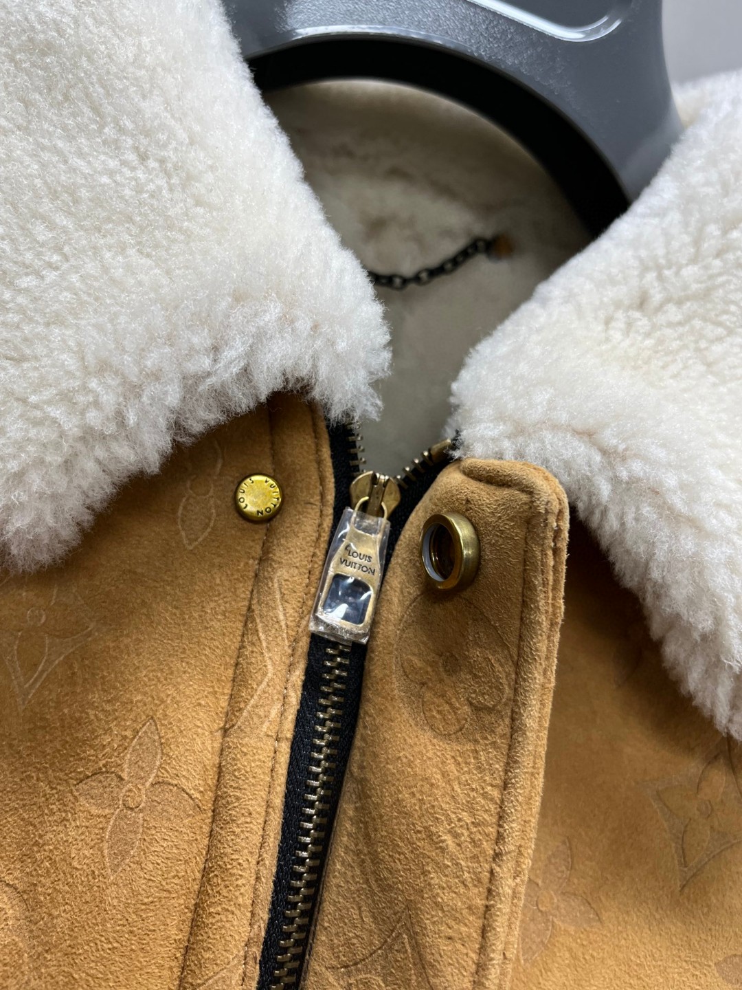 LOUIS VUITTON 路易威登 LV 皮毛一体压纹翻领夹克 外套 保暖 长袖 黑色 棕色 绿色