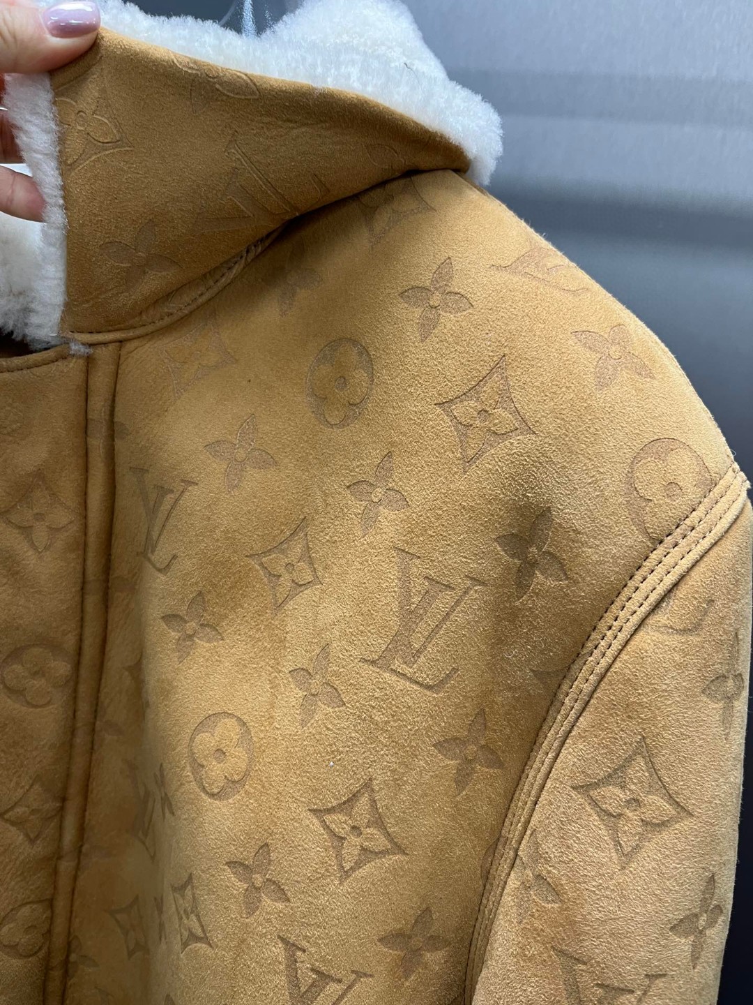 LOUIS VUITTON 路易威登 LV 皮毛一体压纹翻领夹克 外套 保暖 长袖 黑色 棕色 绿色