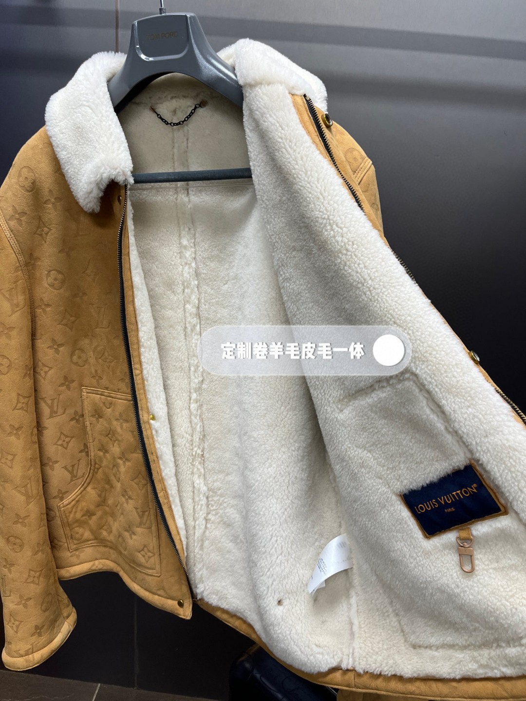 LOUIS VUITTON 路易威登 LV 皮毛一体压纹翻领夹克 外套 保暖 长袖 黑色 棕色 绿色