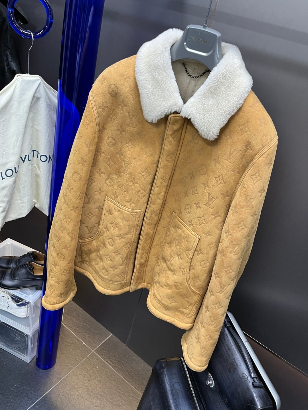 LOUIS VUITTON 路易威登 LV 皮毛一体压纹翻领夹克 外套 保暖 长袖 黑色 棕色 绿色