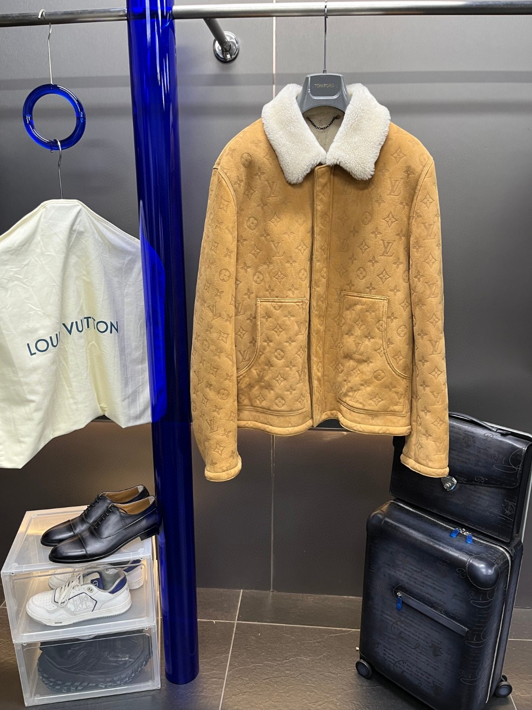 LOUIS VUITTON 路易威登 LV 皮毛一体压纹翻领夹克 外套 保暖 长袖 黑色 棕色 绿色