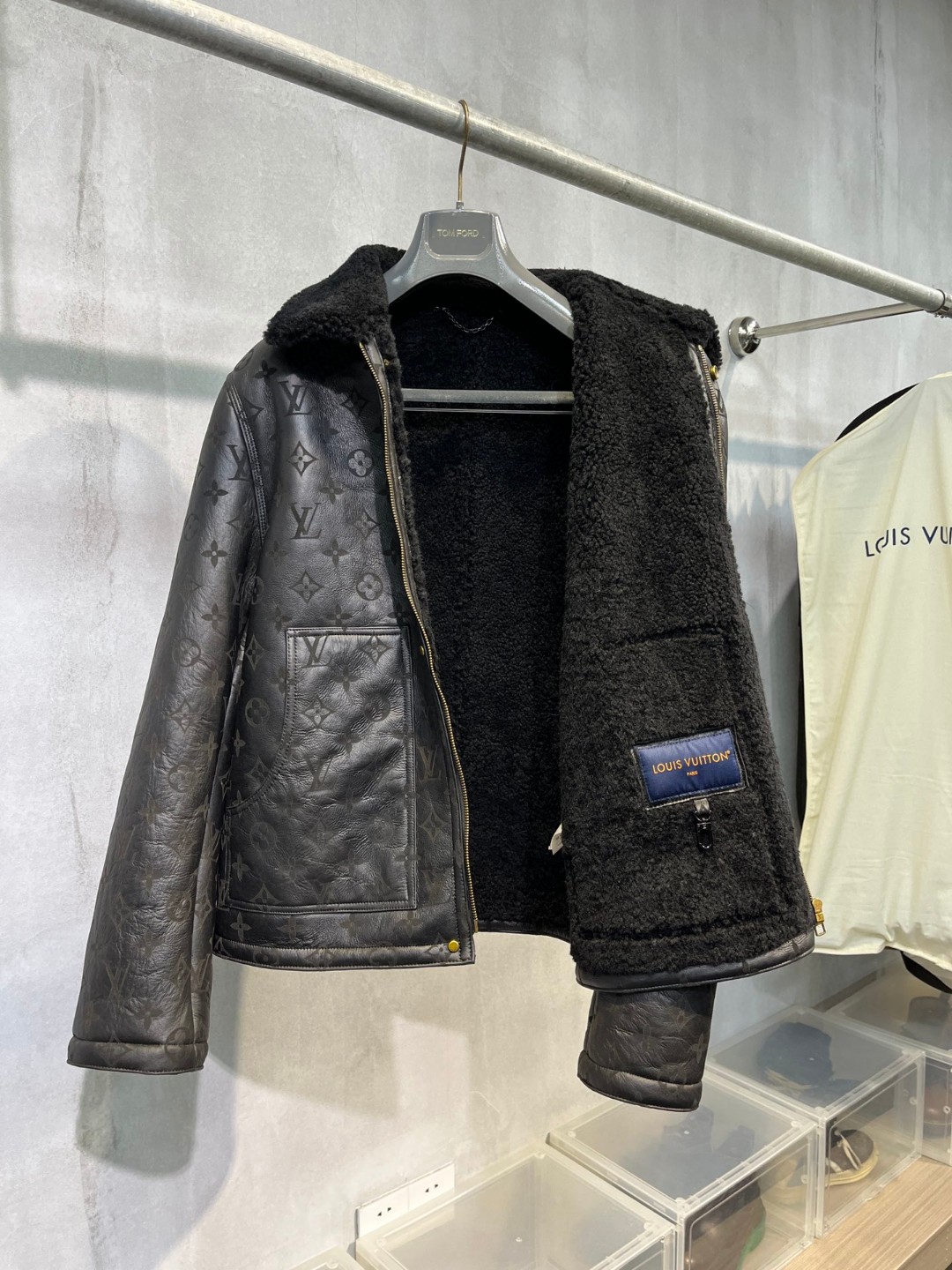 LOUIS VUITTON 路易威登 LV 皮毛一体压纹翻领夹克 外套 保暖 长袖 黑色 棕色 绿色