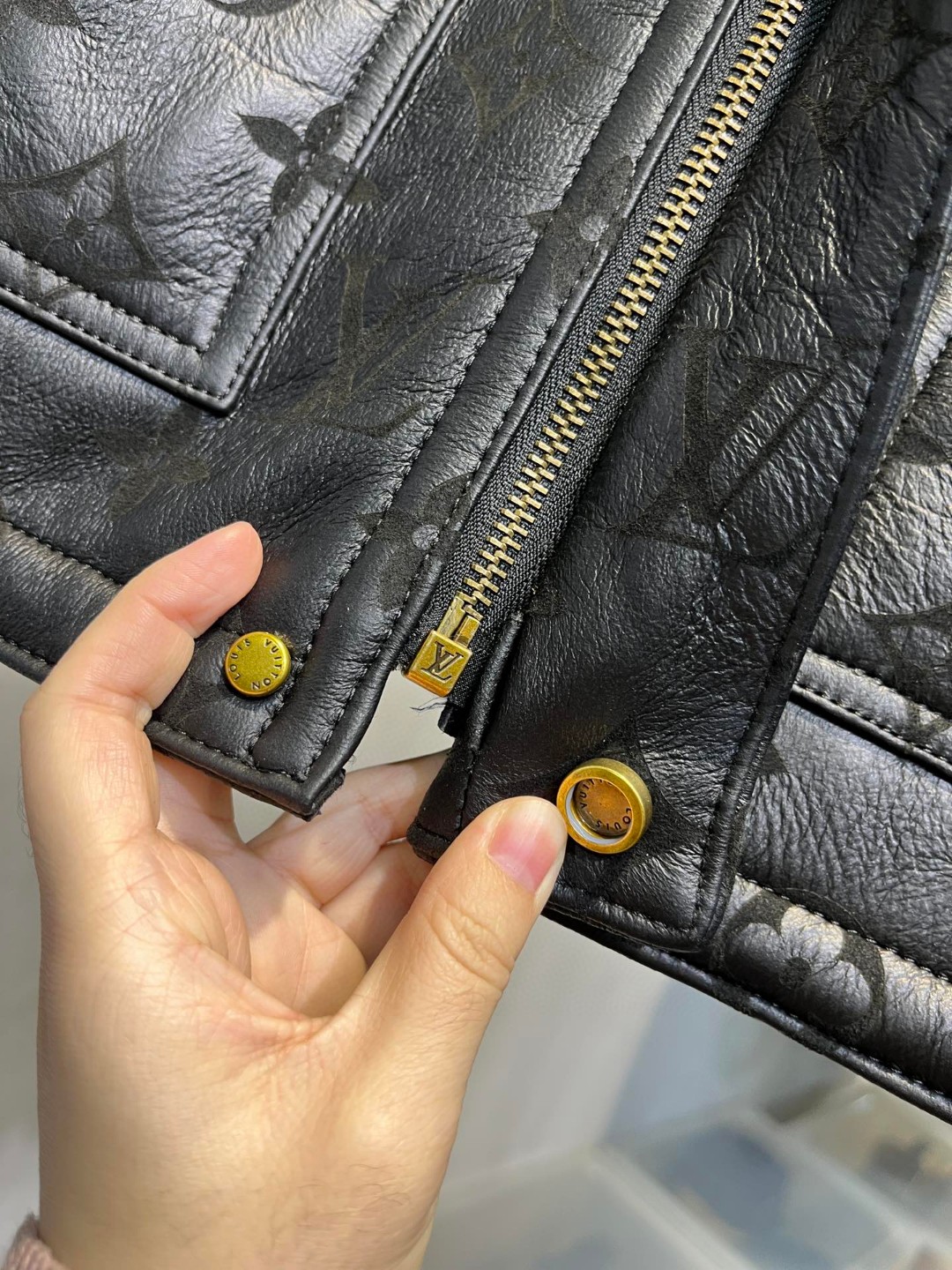 LOUIS VUITTON 路易威登 LV 皮毛一体压纹翻领夹克 外套 保暖 长袖 黑色 棕色 绿色