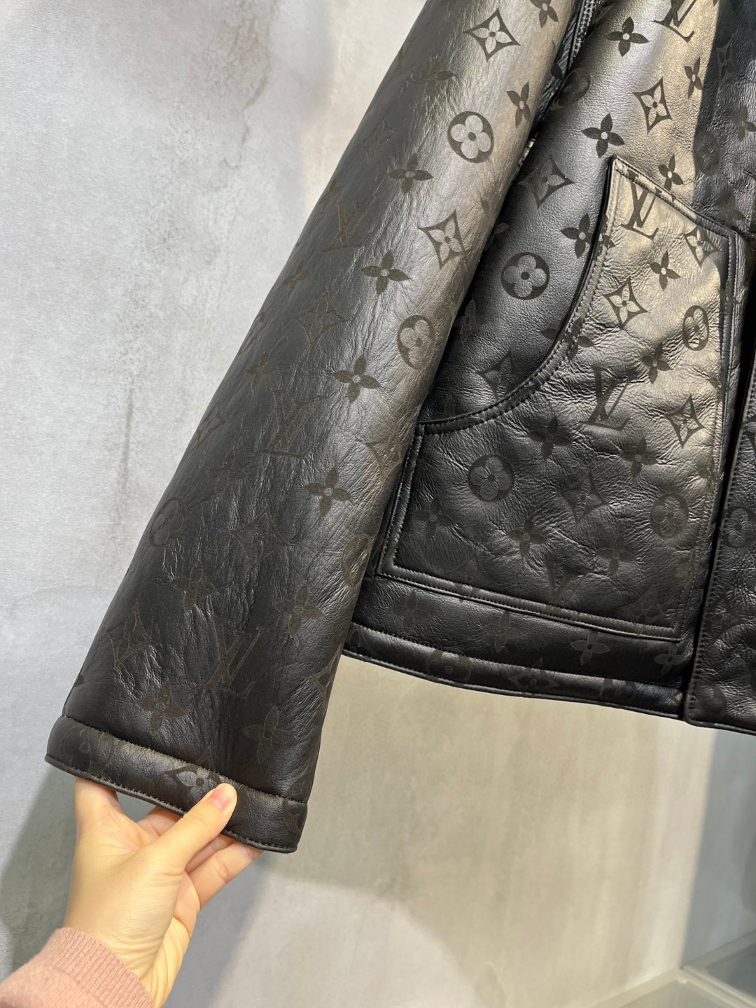 LOUIS VUITTON 路易威登 LV 皮毛一体压纹翻领夹克 外套 保暖 长袖 黑色 棕色 绿色